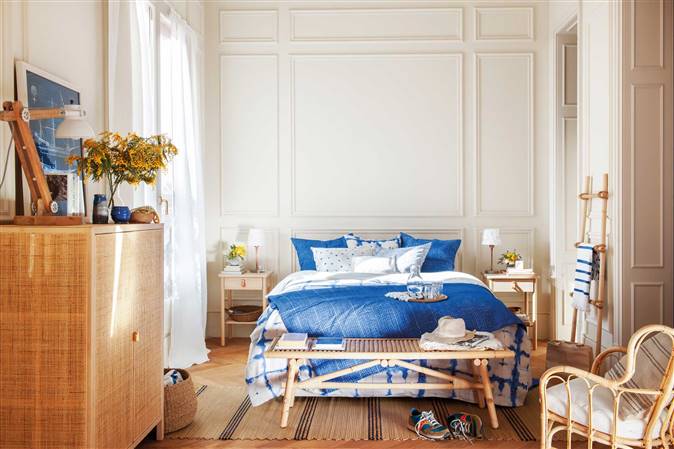 dormitorio-con-muebles-en-madera-y-fobra-y-ropa-de-cama-en-azul-00501536