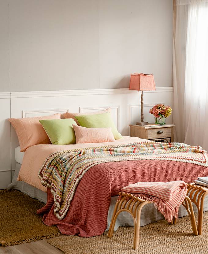 dormitorio en tonos rosas y verdes con banco 00486917 O