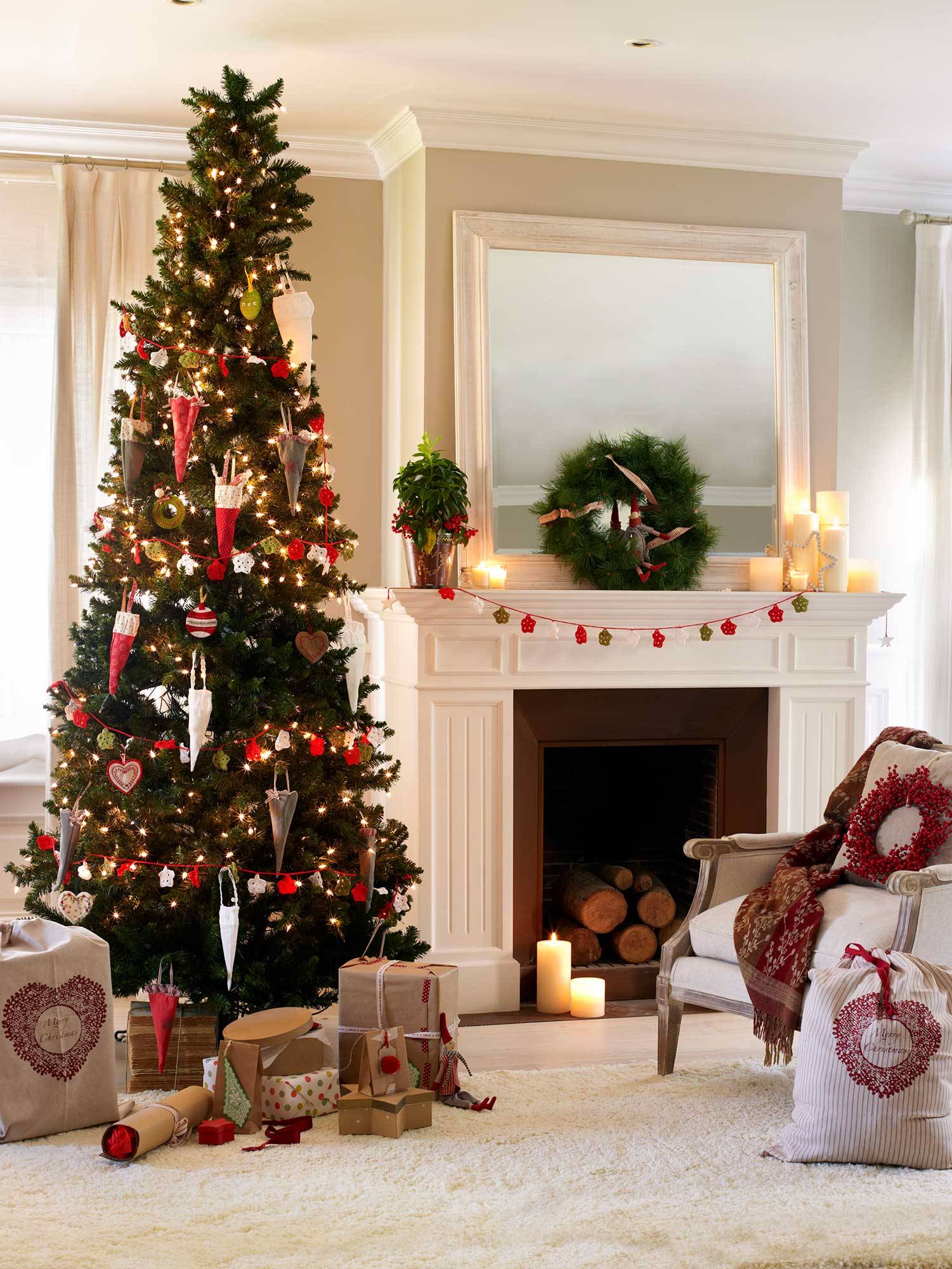 Salón con árbol de Navidad junto a la chimenea con conos de tela, guirnaldas de ganchillo y adornos de fieltro.  