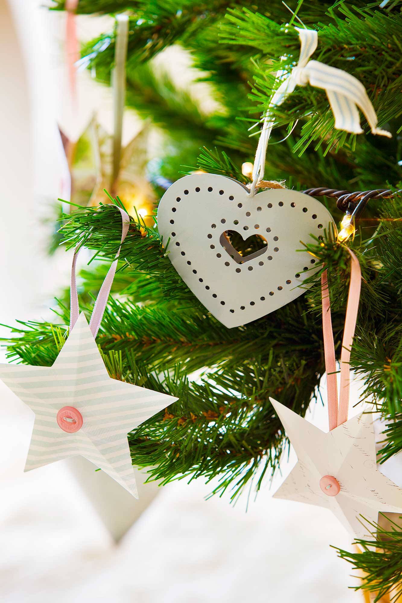 Árbol de Navidad con adornos caseros en forma de estrella y corazón. 