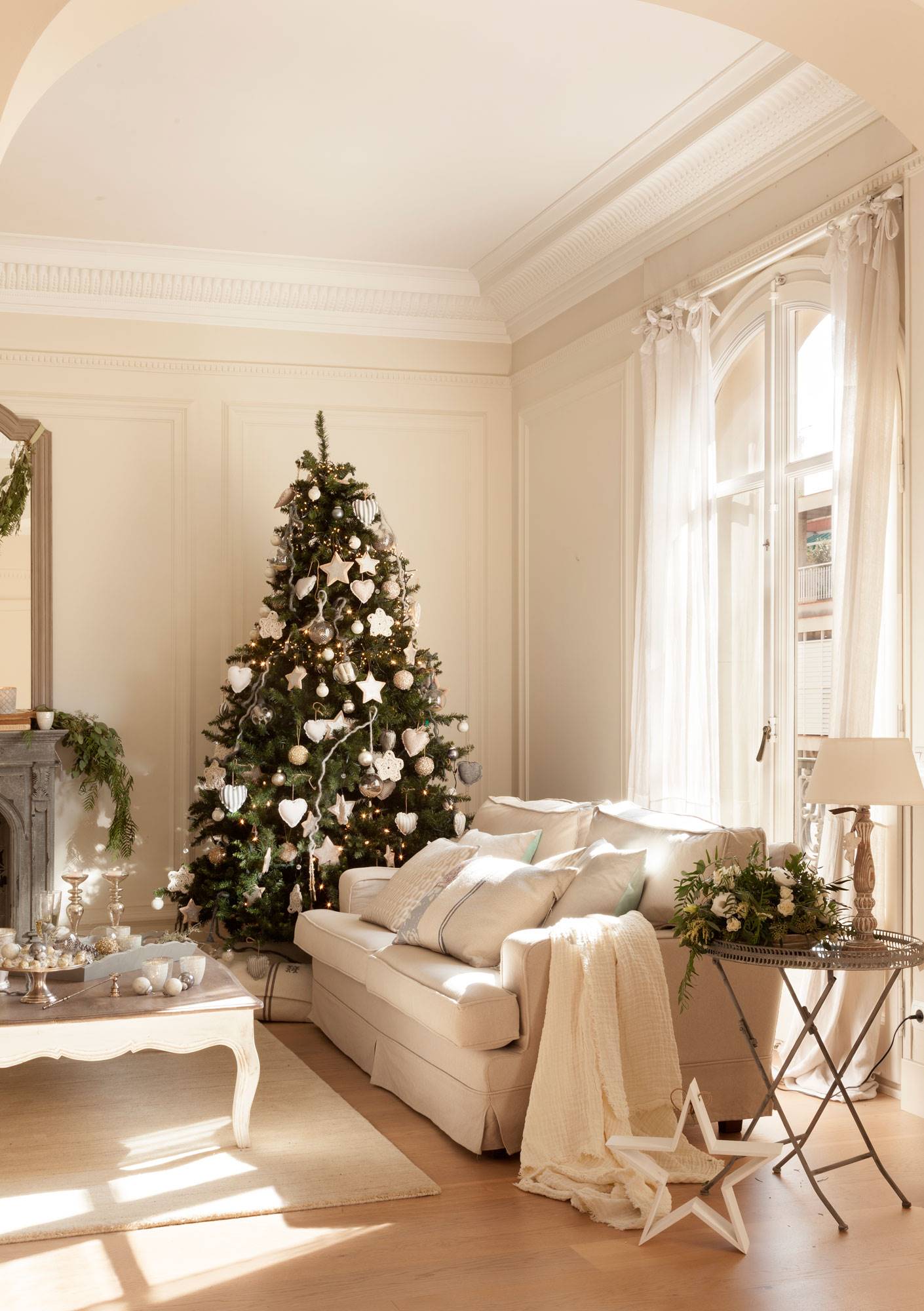 Salón blanco con árbol de Navidad. 