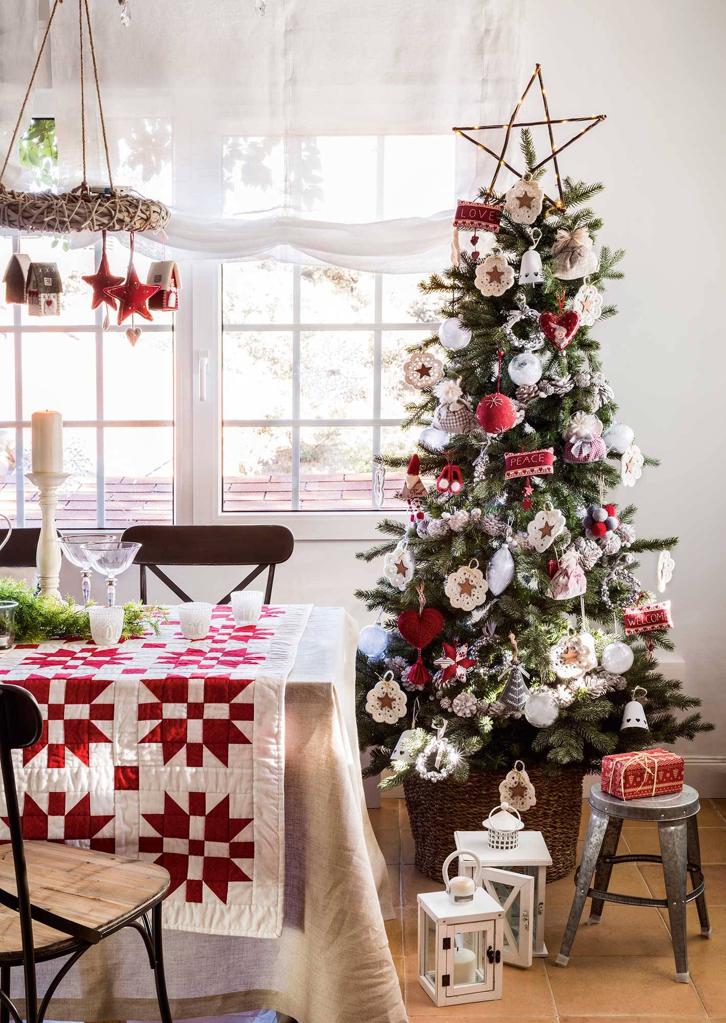 Comedor navideño con mantel de patchwork y árbol de Navidad decorado con adornos de ganchillo y patchwork. 