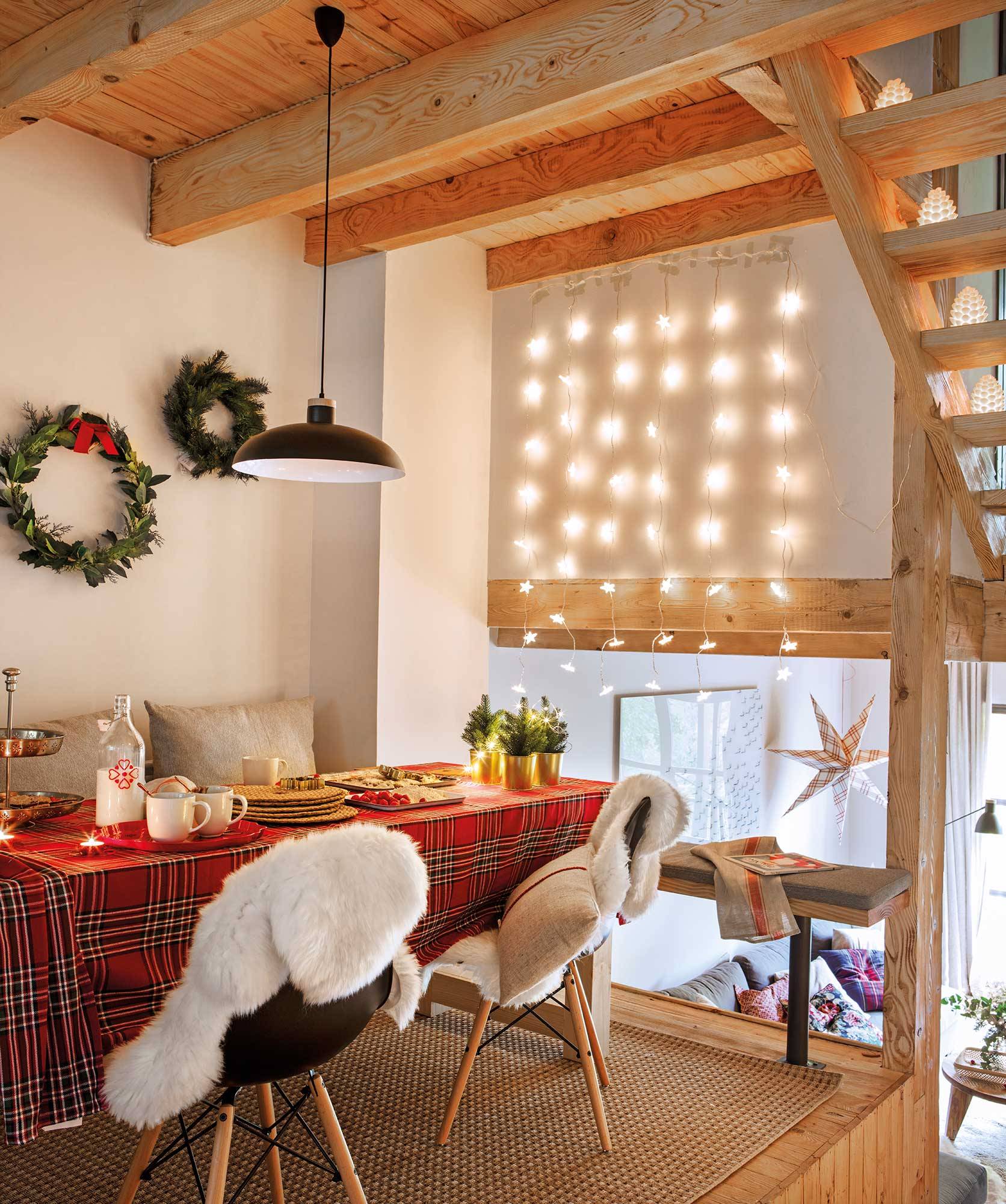Comedor mini de casa de montaña decorado de Navidad_00495615