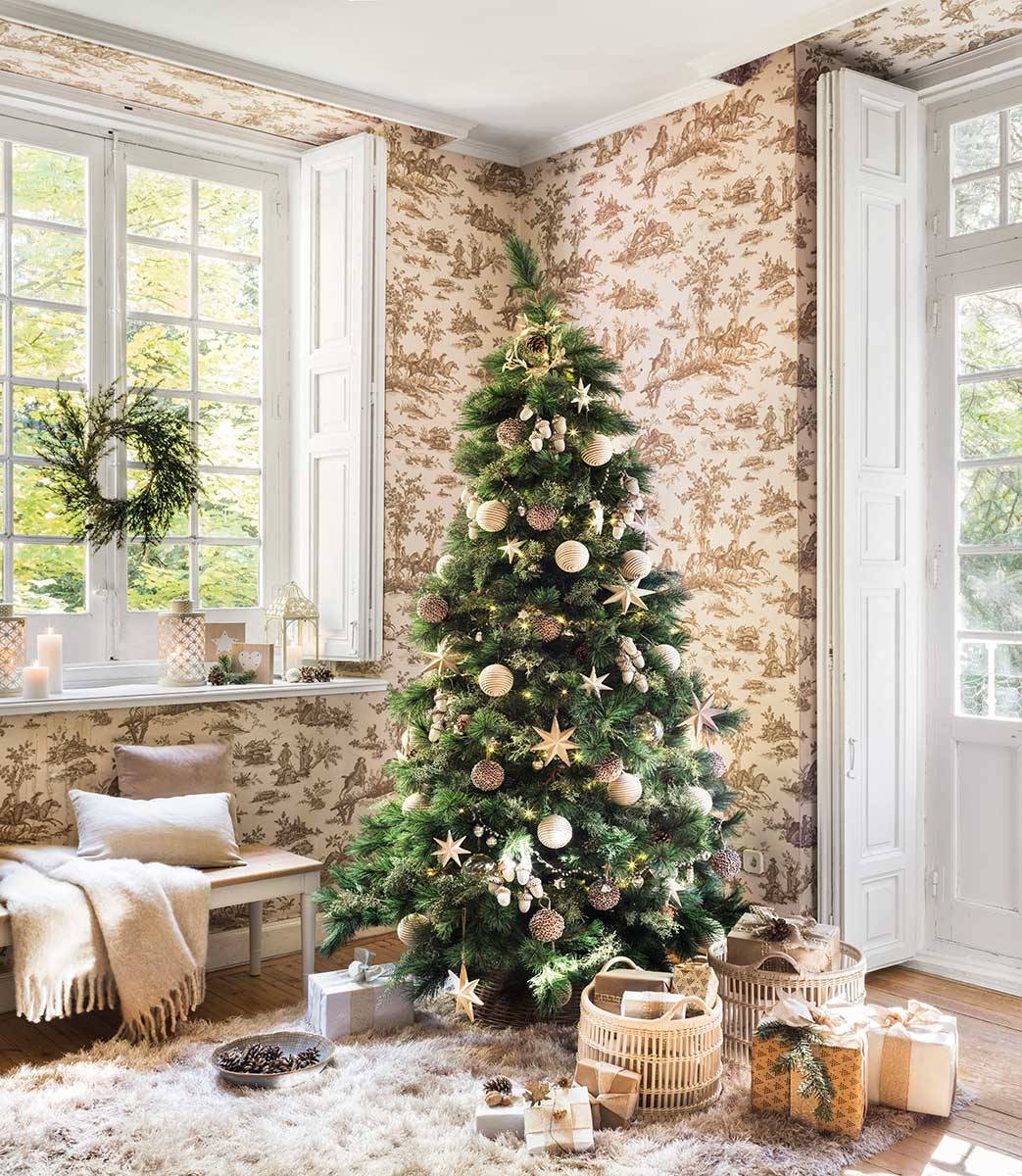 Recibidor con papel pintado en la pared, alfombra y árbol de Navidad en blanco y dorado. 