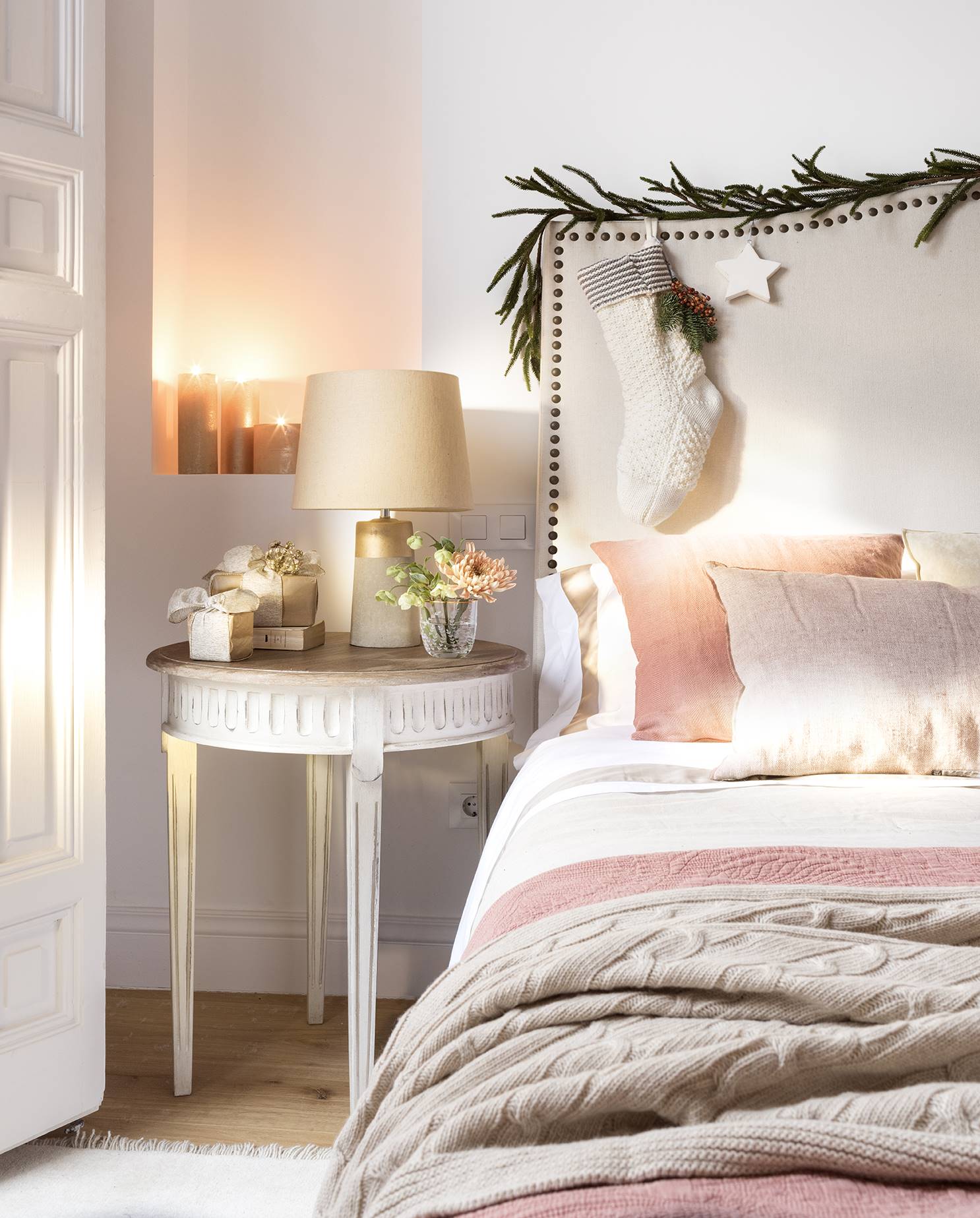Dormitorio con cabecero decorado de Navidad.