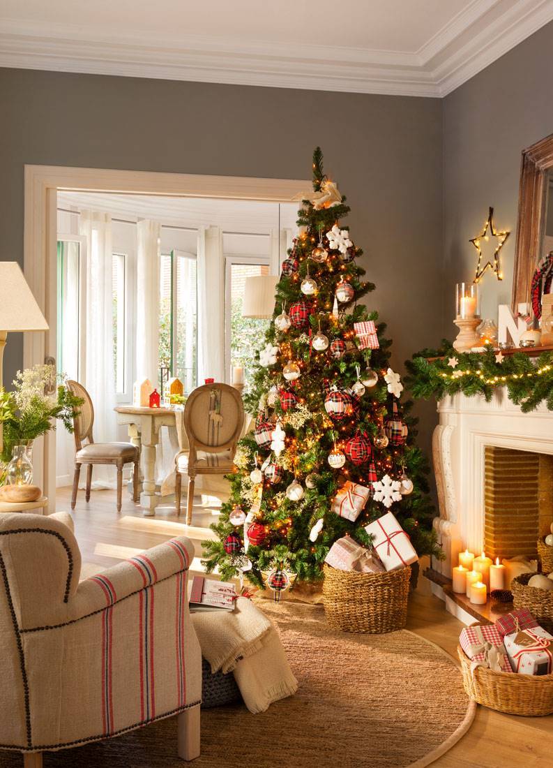 arbol-de-navidad-junto-a-la-chimenea-del-salon-con-regalos-y-alfombra-circular-00418551 d7124bd7 793x1100