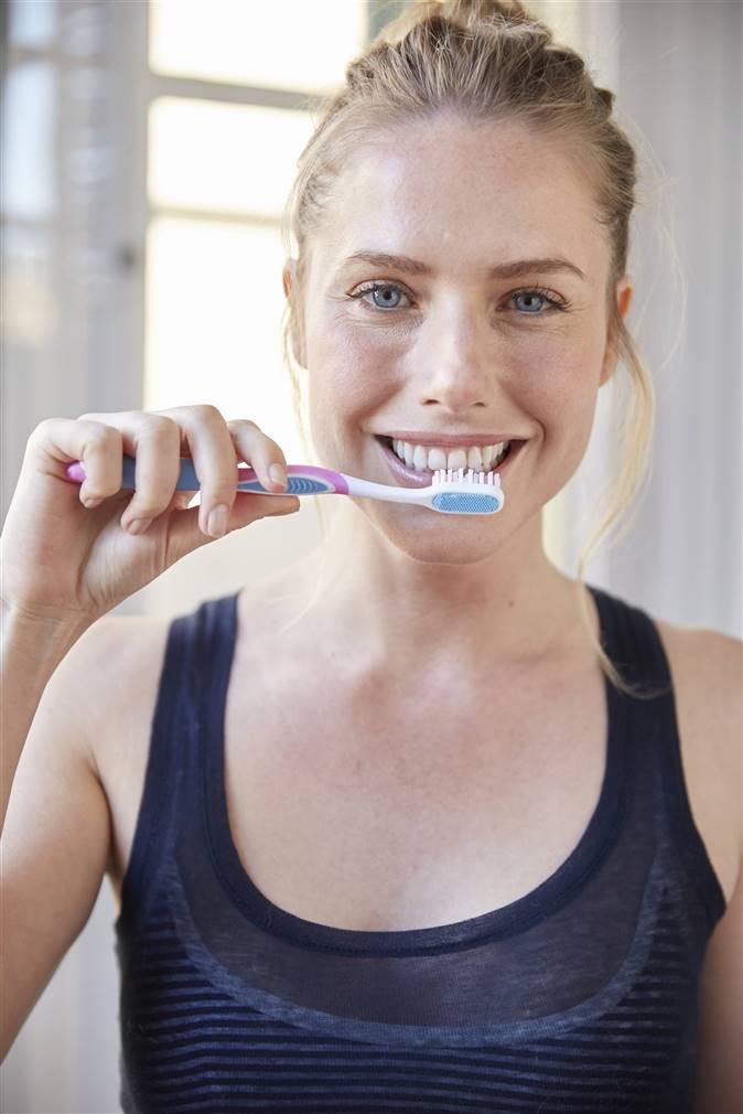 Absorbente tema Superficie lunar Cómo limpiar el cepillo de dientes y cuándo cambiarlo