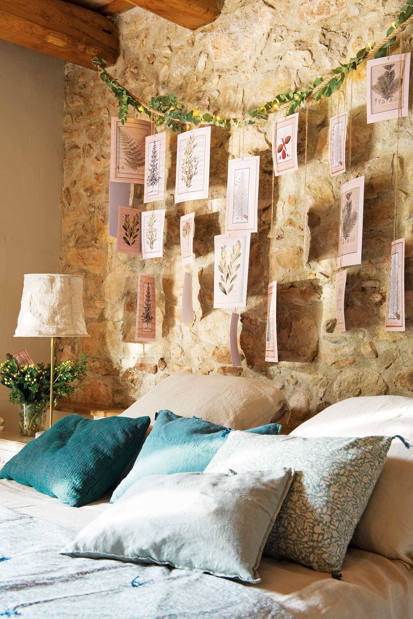 Dormitorio con pared de piedra decorado por Navidad. 