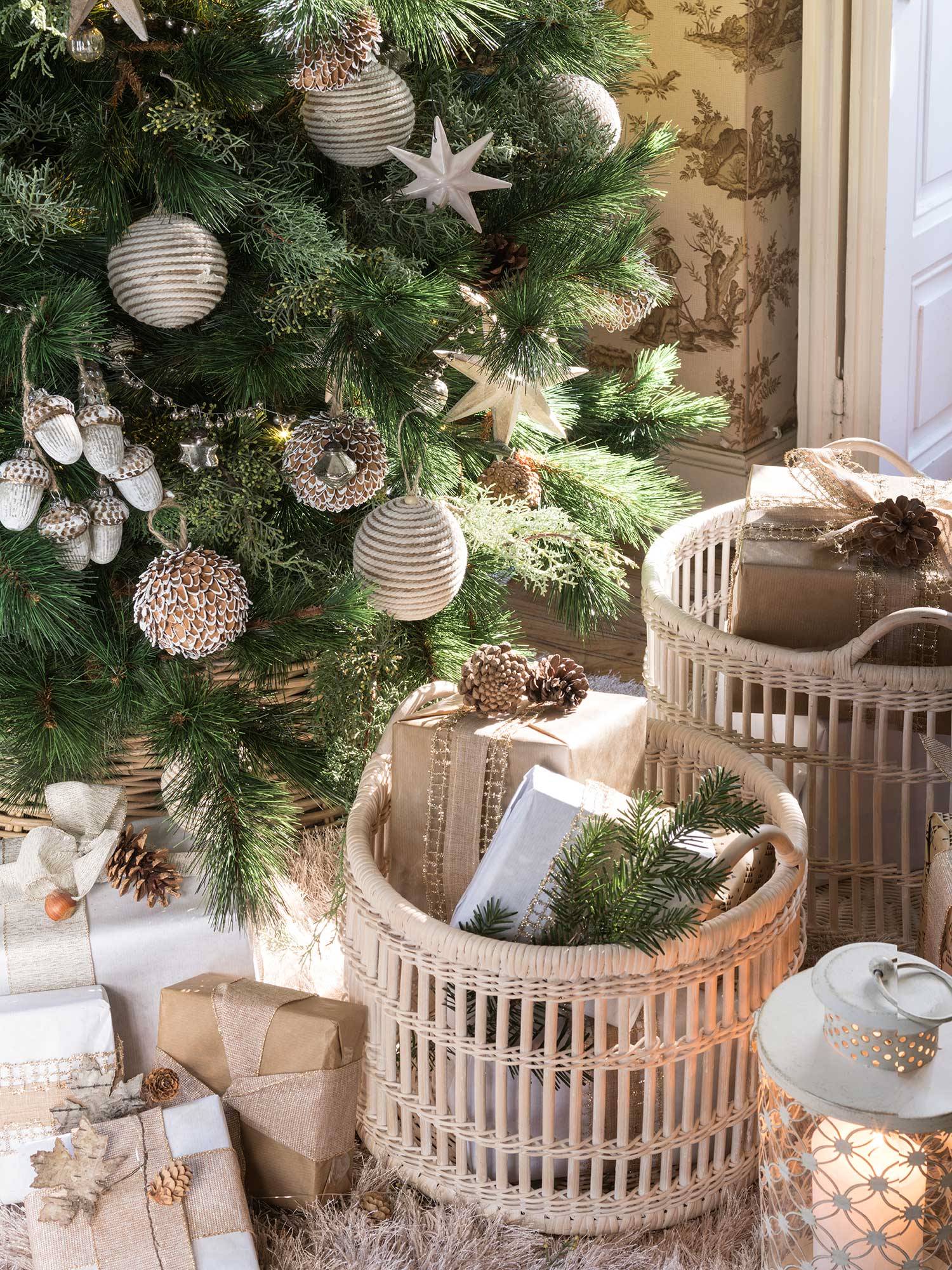 Pie del árbol de Navidad con regalos en cestas. 