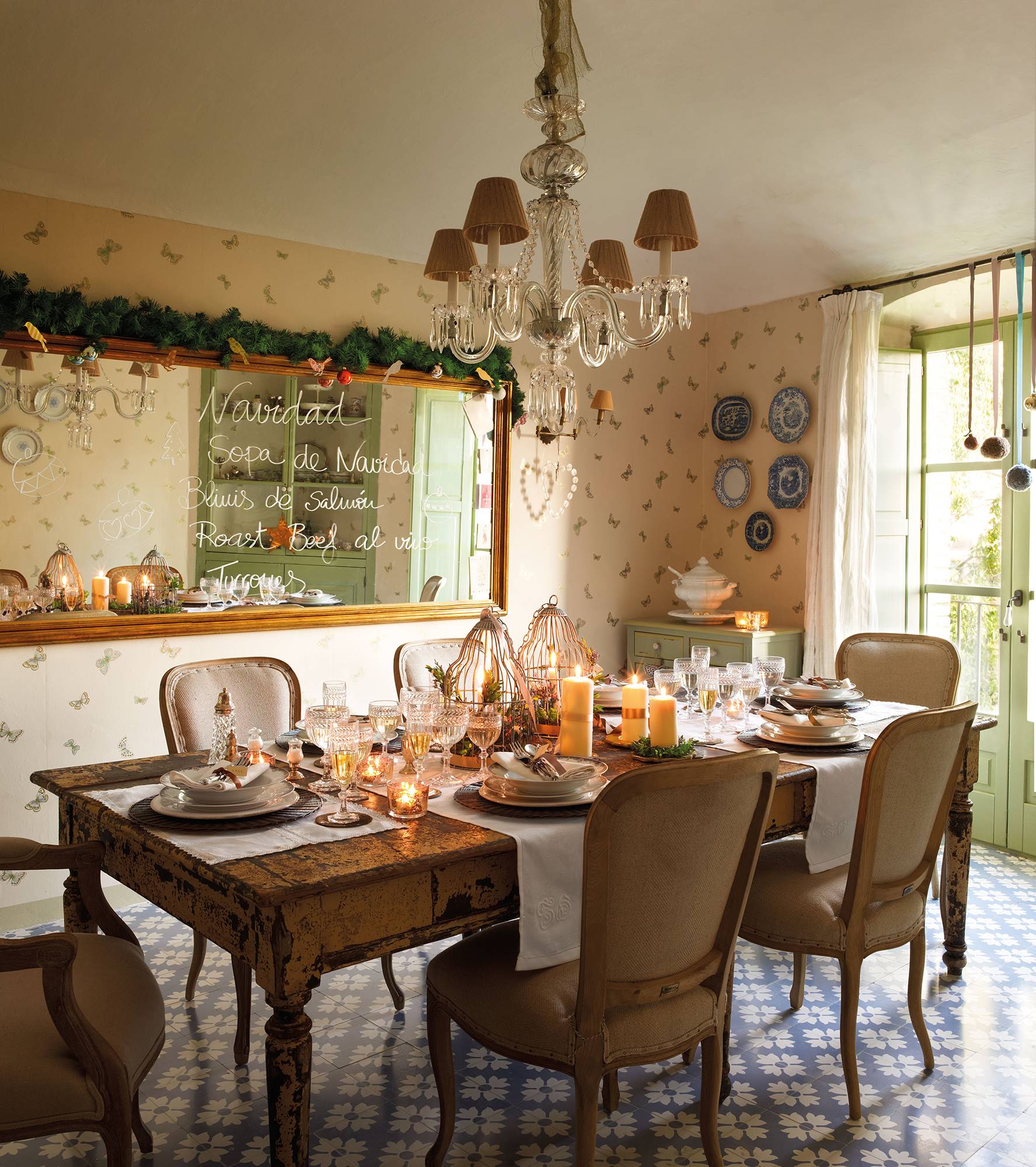 Comedor rústico decorado por Navidad con centro de mesa.