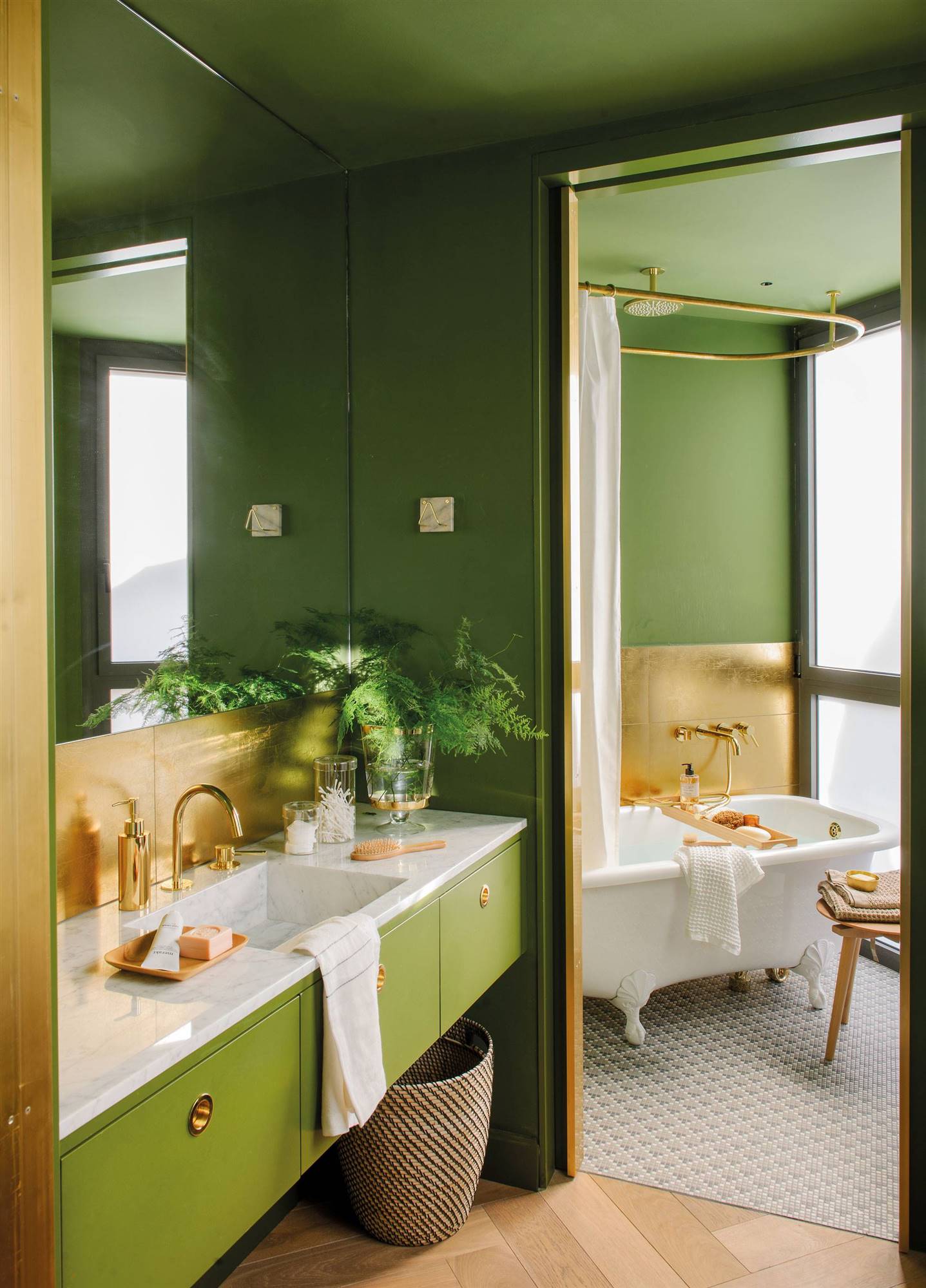 baño con mueble en mármol griferia dorada y mueble en color verde 00470683