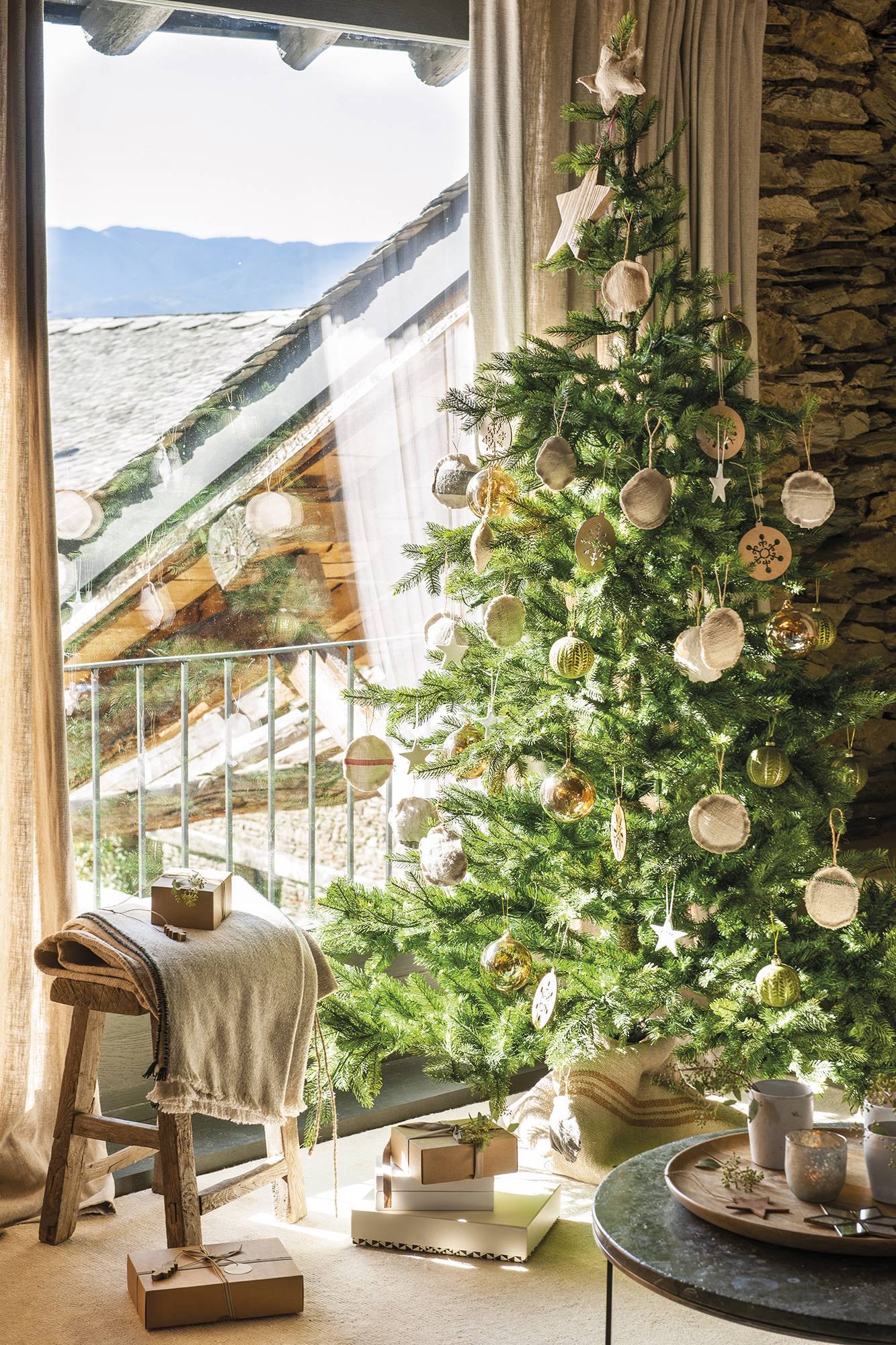 Árbol de Navidad decorado con adornos naturales