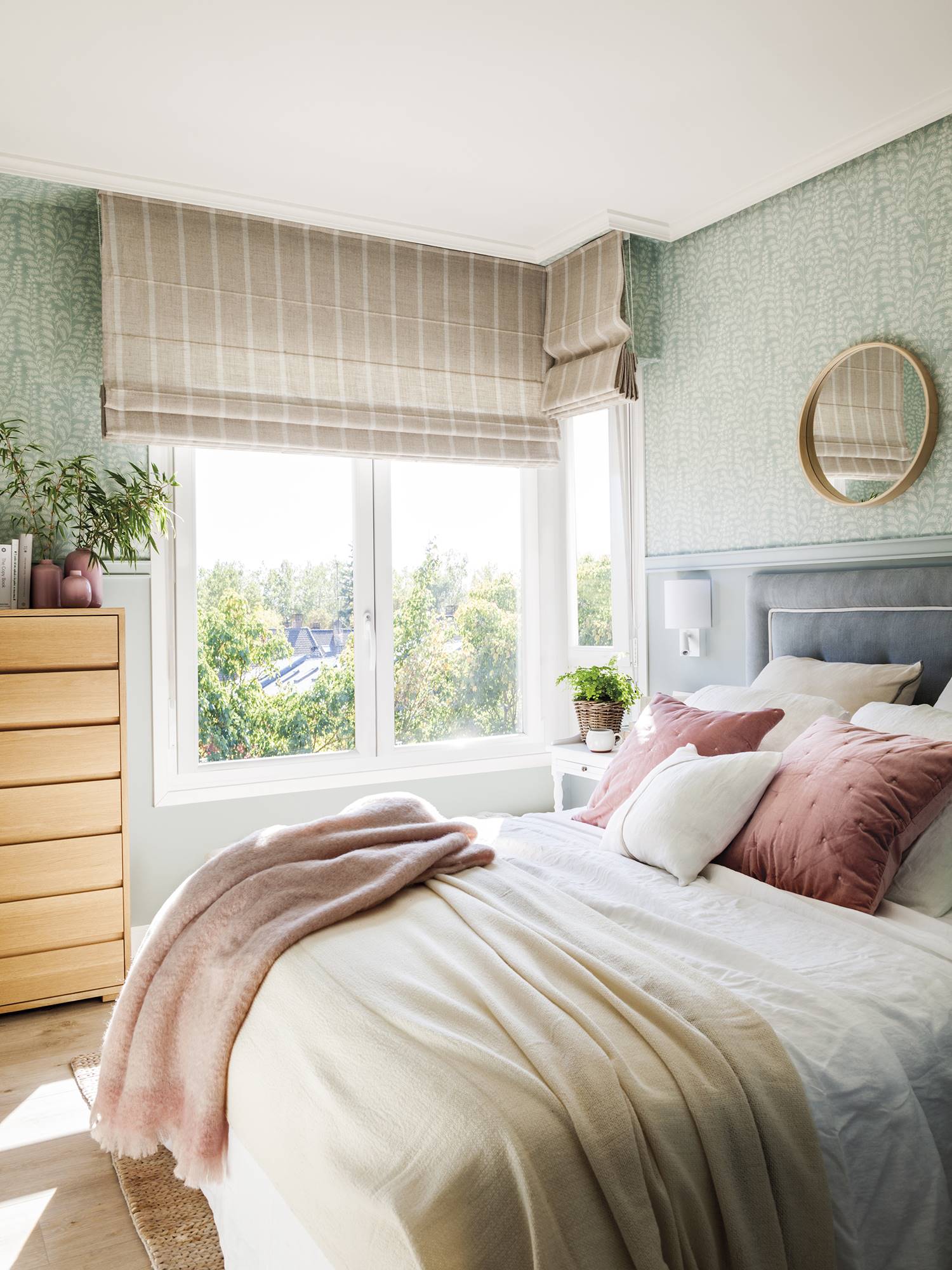 Dormitorio con cajonera alta de madera, arrimadero y papel pintado