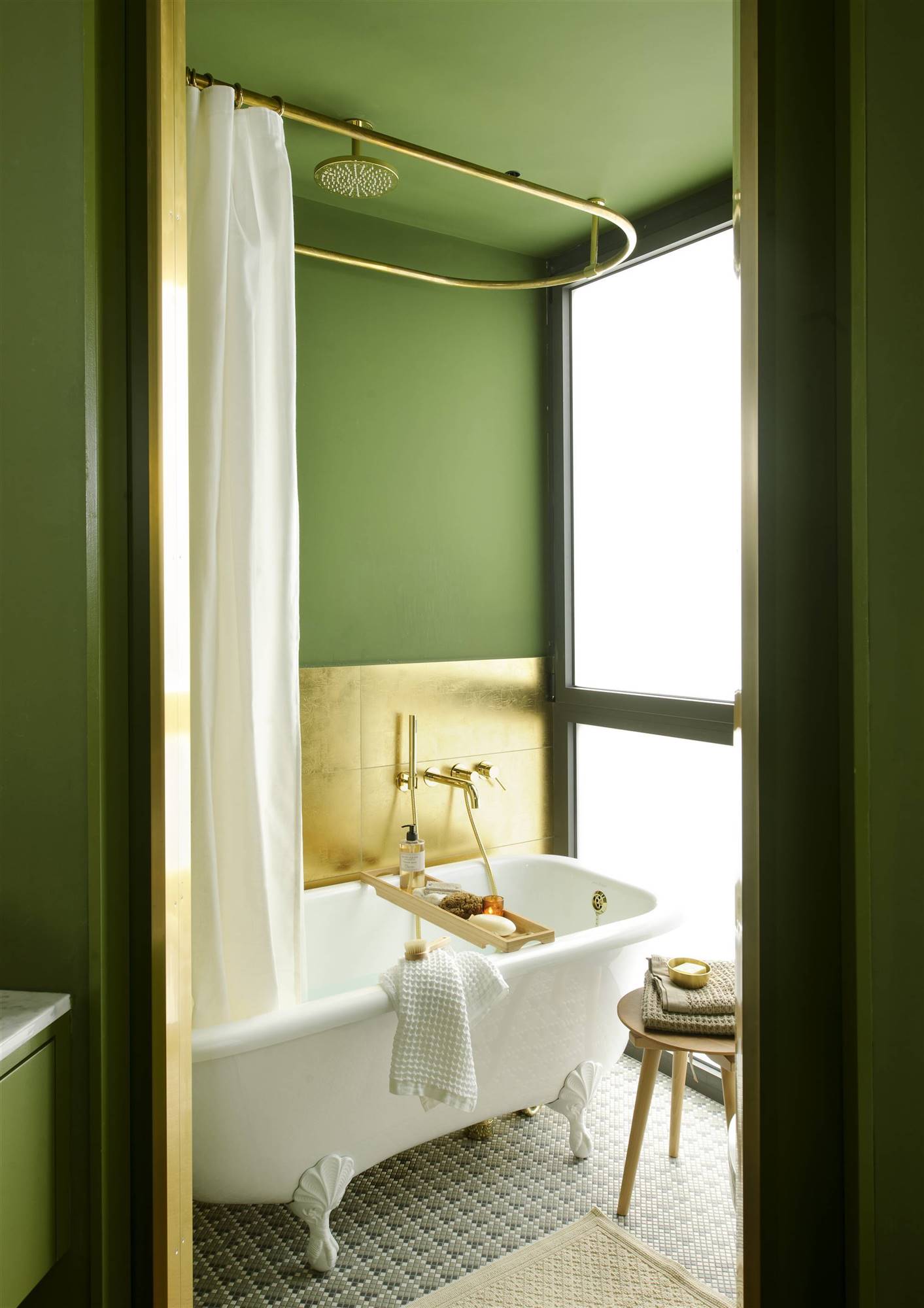 Bañera con ducha en verde y dorado
