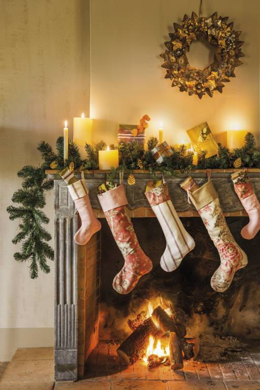Chimenea decorada con calcetines de Navidad_495829