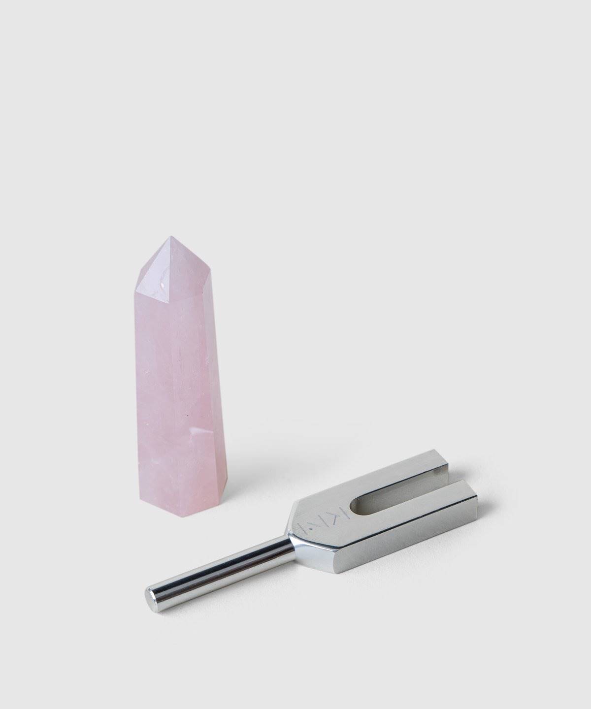 KonMari KonMari Tuning Fork And Crystal Set Rose Quartz 1 88804 RO 1200x (1). Un diapasón para activar la energía del hogar: 75 $