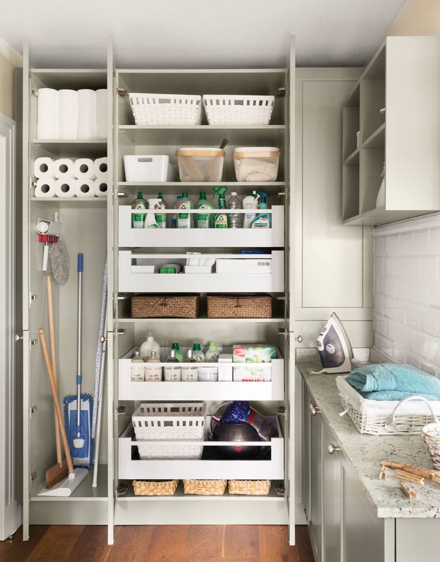 armario-dedicado-a-productos-limpieza-hogar 469097