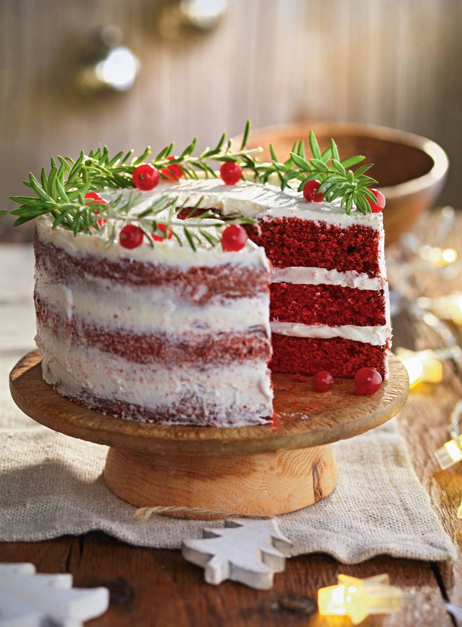 Menú de Navidad, postre: tarta red velvet con merengue y grosella.