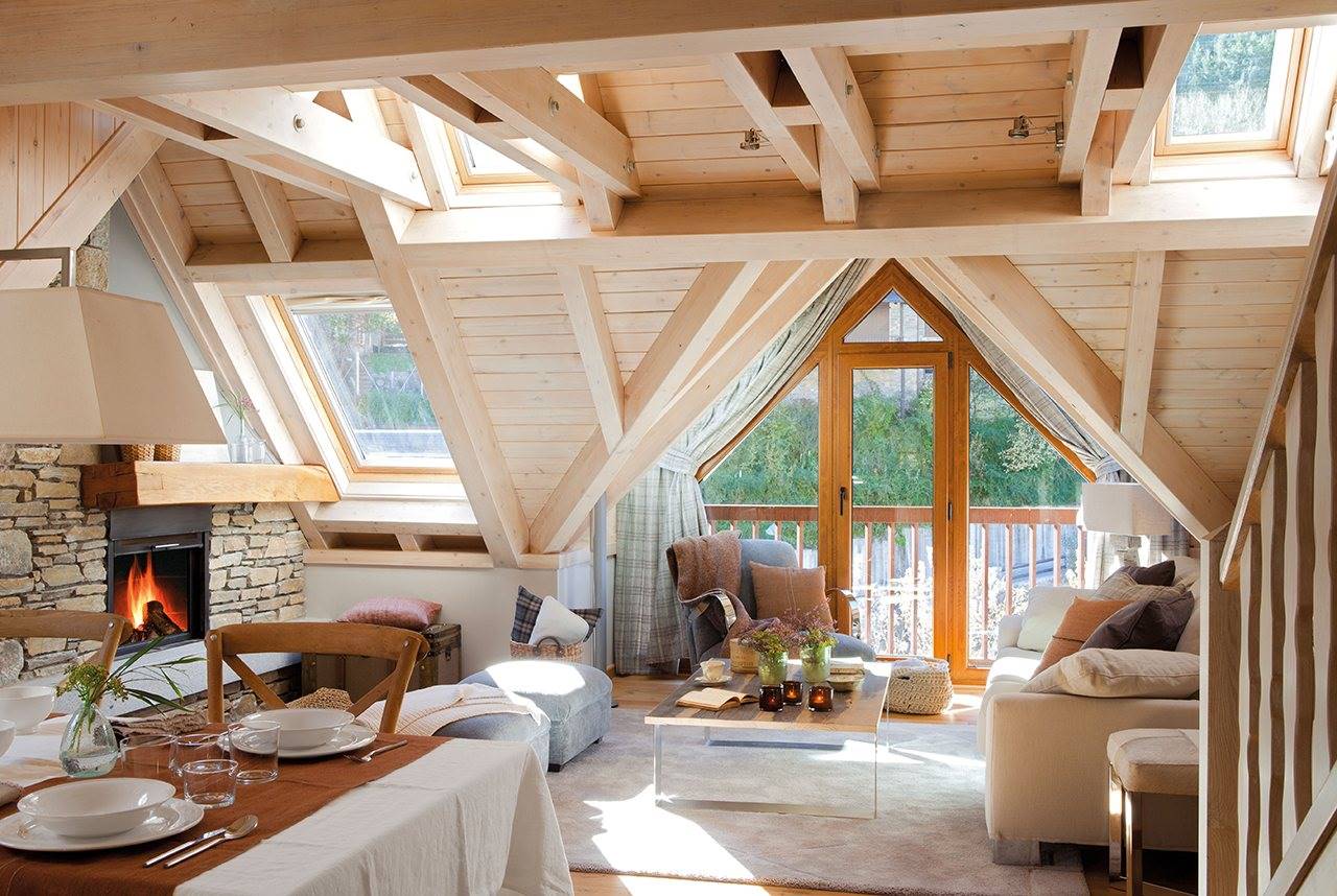 Salón con techo de madera, chimenea y zona de comedor.