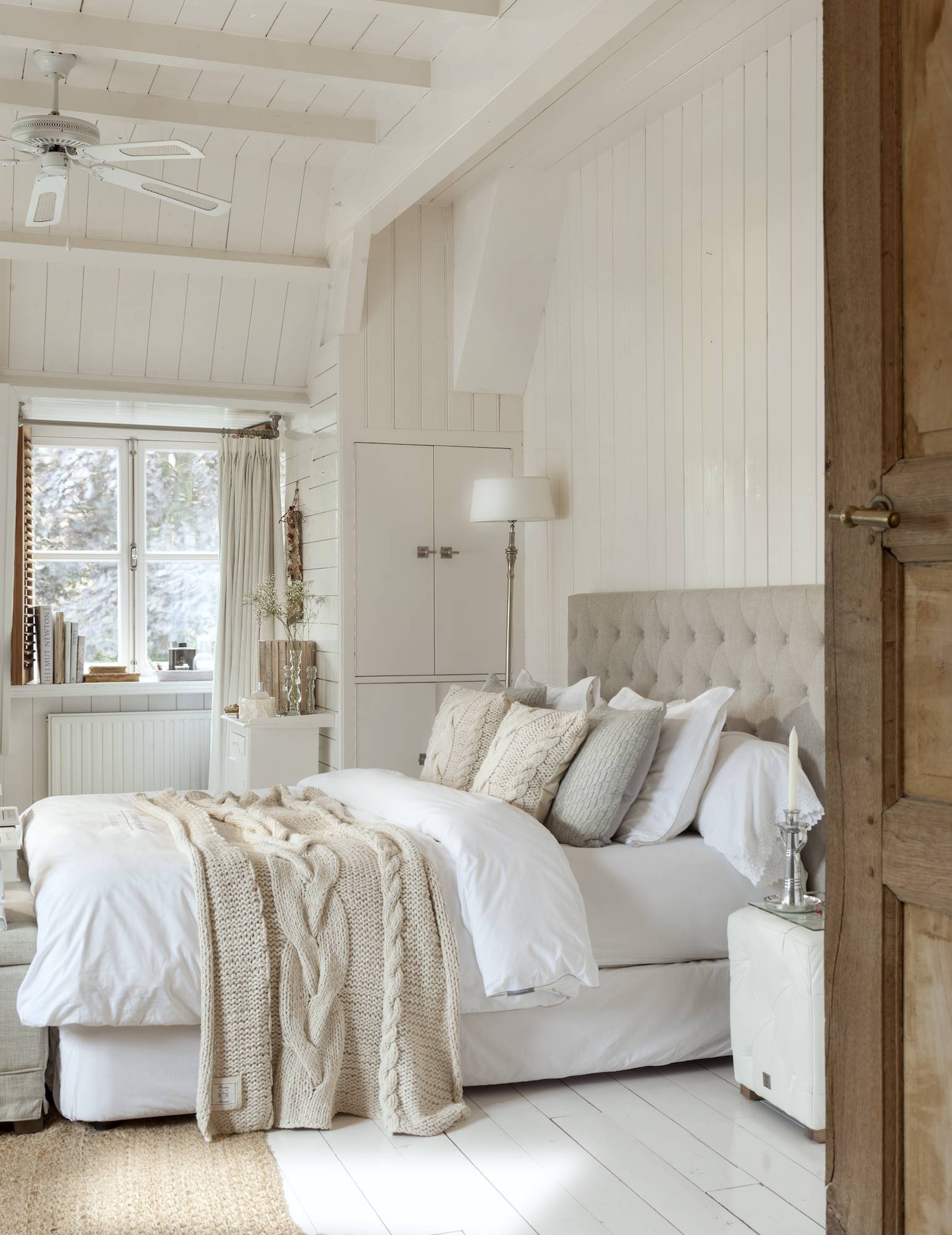 dormitorio blanco y beig con paredes y suelo de maderablanca 00408203 O