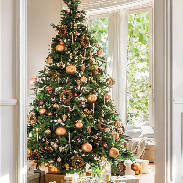 Paso a paso: cómo decorar un árbol de Navidad con toques dorados