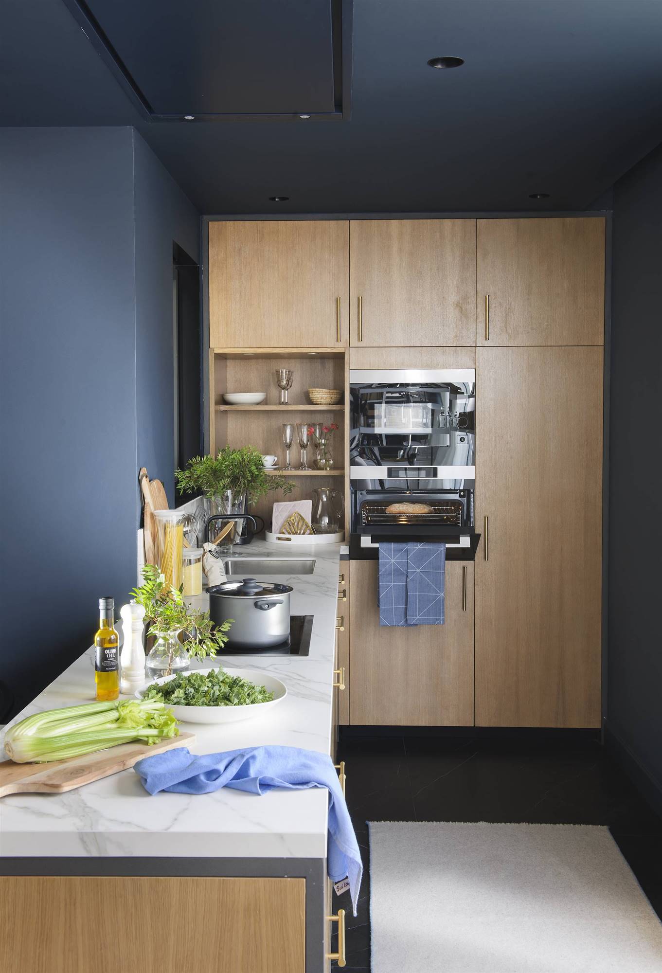 color pantone classic blue en paredes y techo muebles de cocina de madera  00470701 O