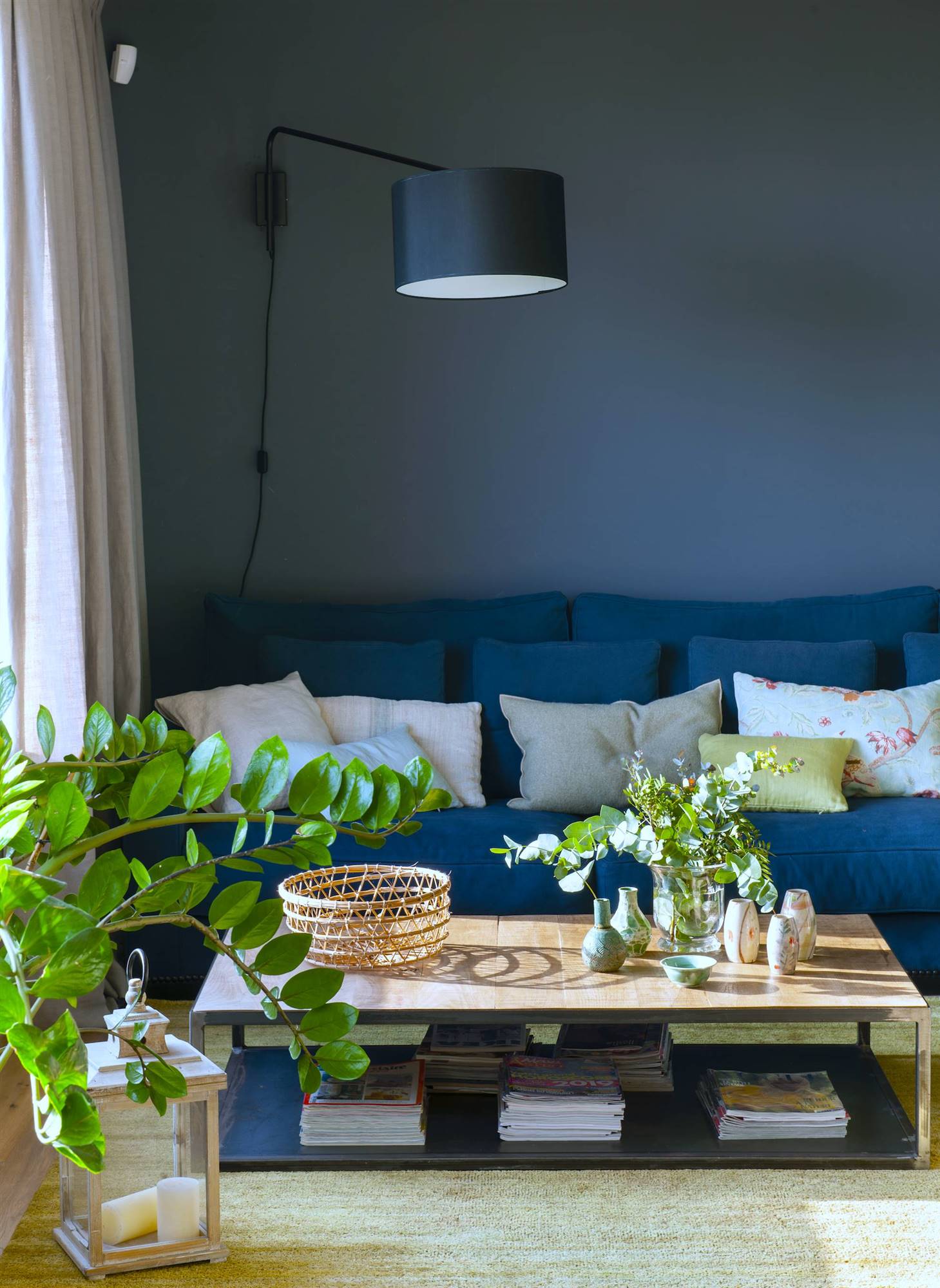color pantone classic blue sofa salon con lámpara y cojines colores 00500600