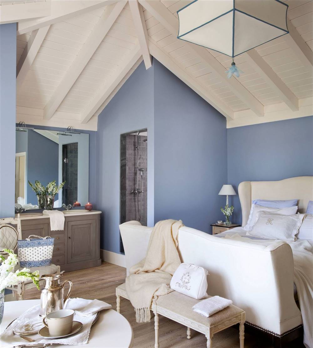 dormitorio con paredes azules