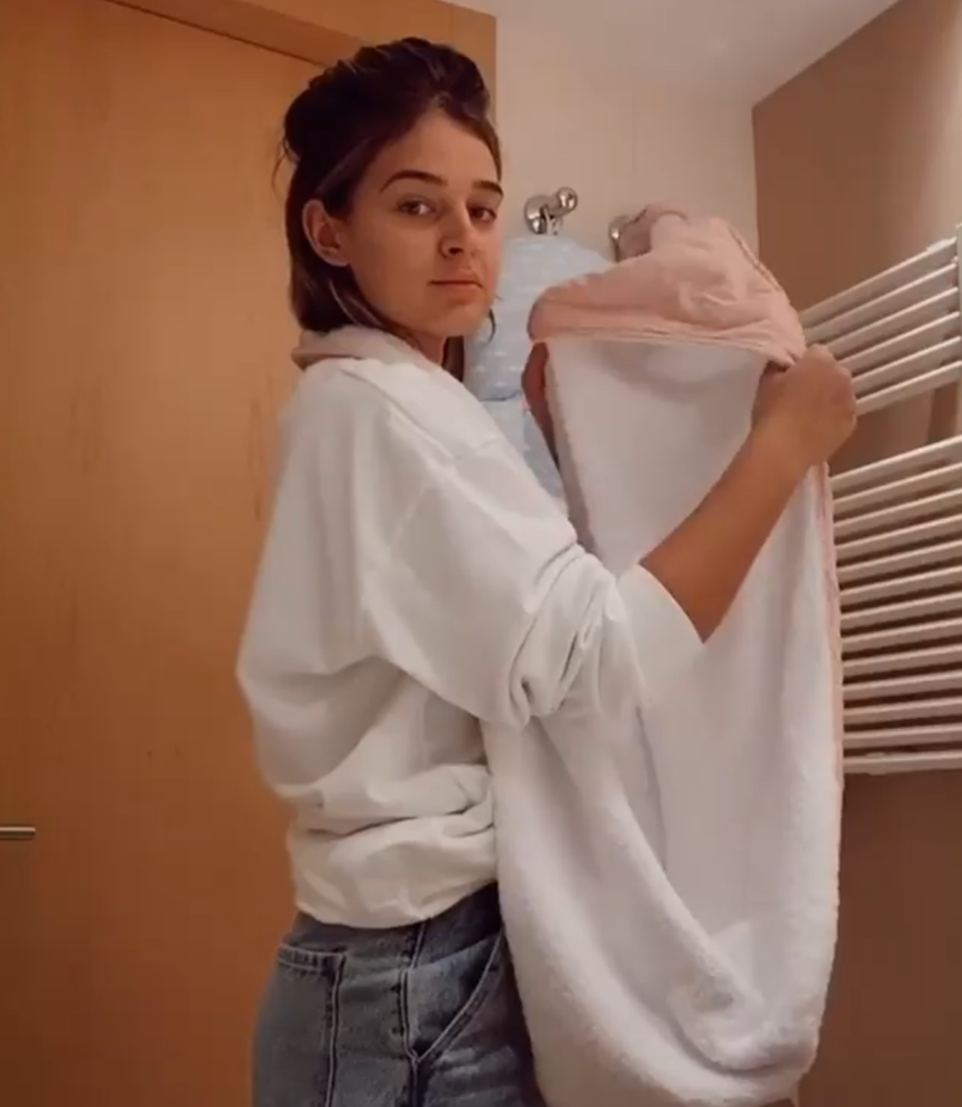 Laura Escanes con toalla para bebe 3
