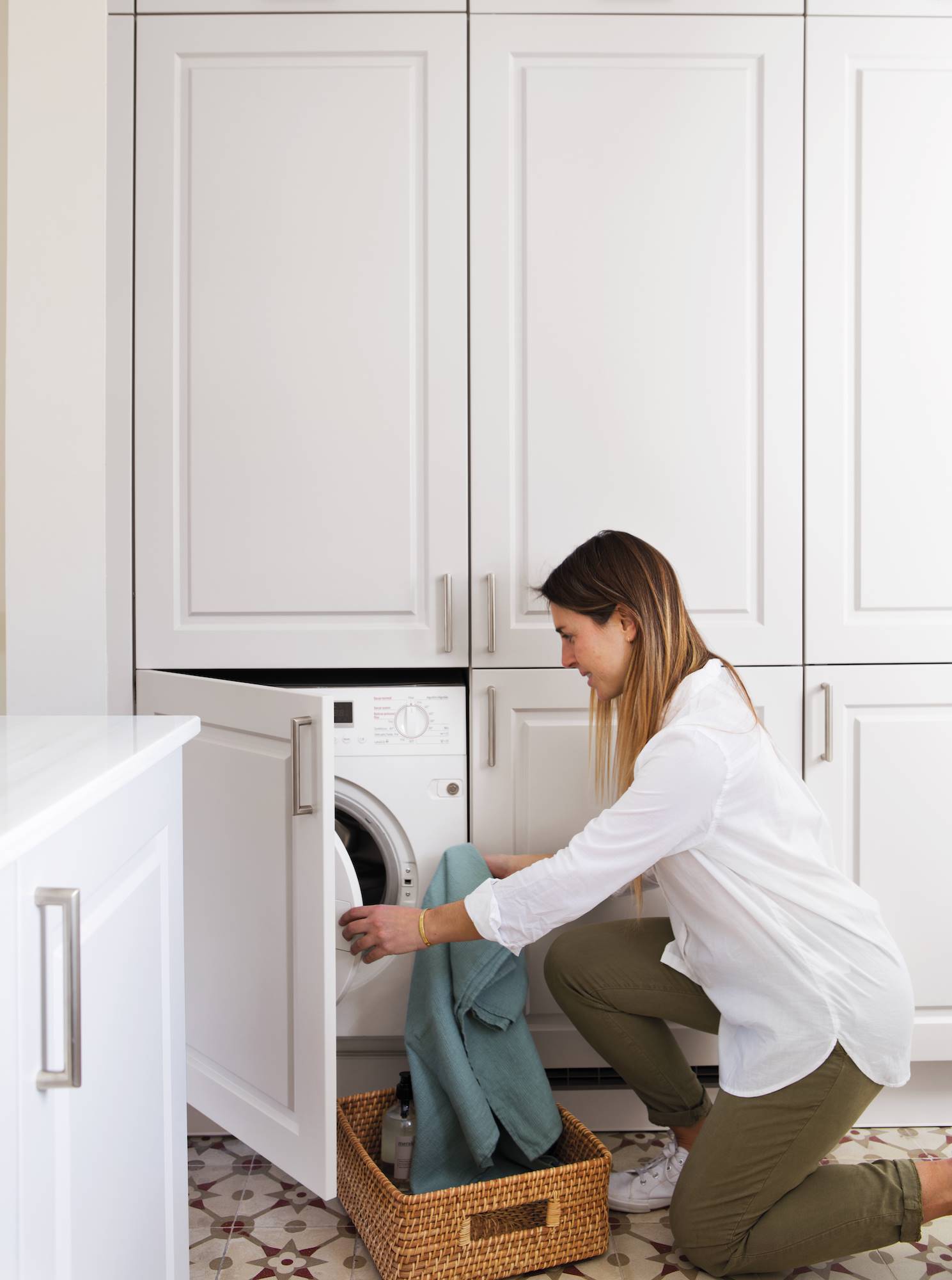 mujer-poniendo-una-lavadora-en-la-cocina-00480675 9843faf1 1489x2000. Cómo poner la lavadora: 10 cosas que haces mal