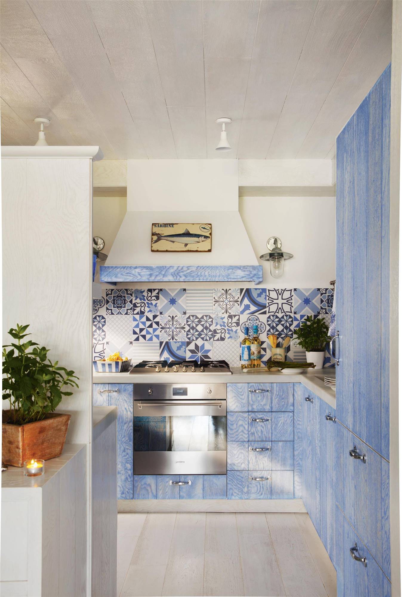 Cómo decorar una cocina azul. 