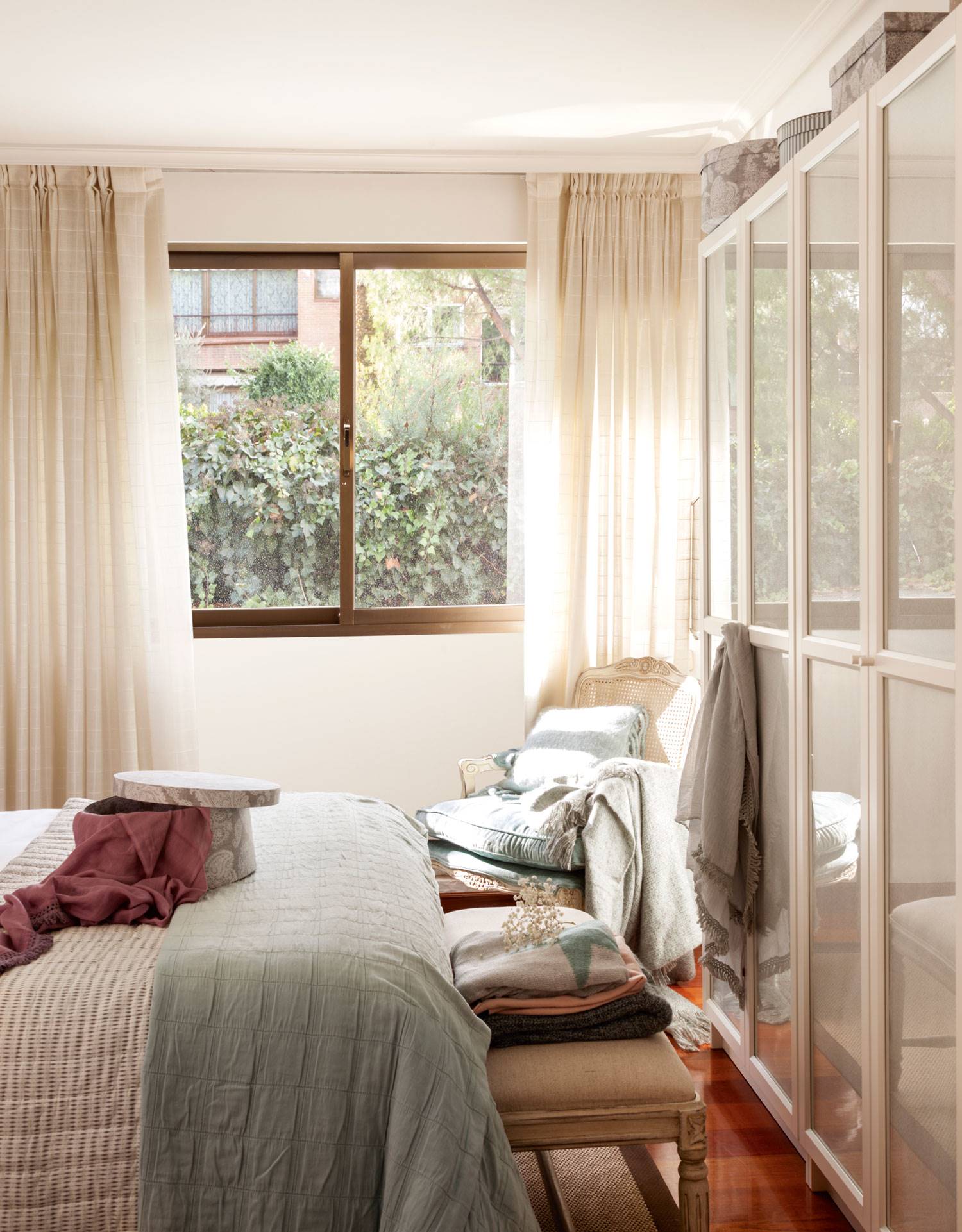 Dormitorio con armario con puertas acristaladas. 