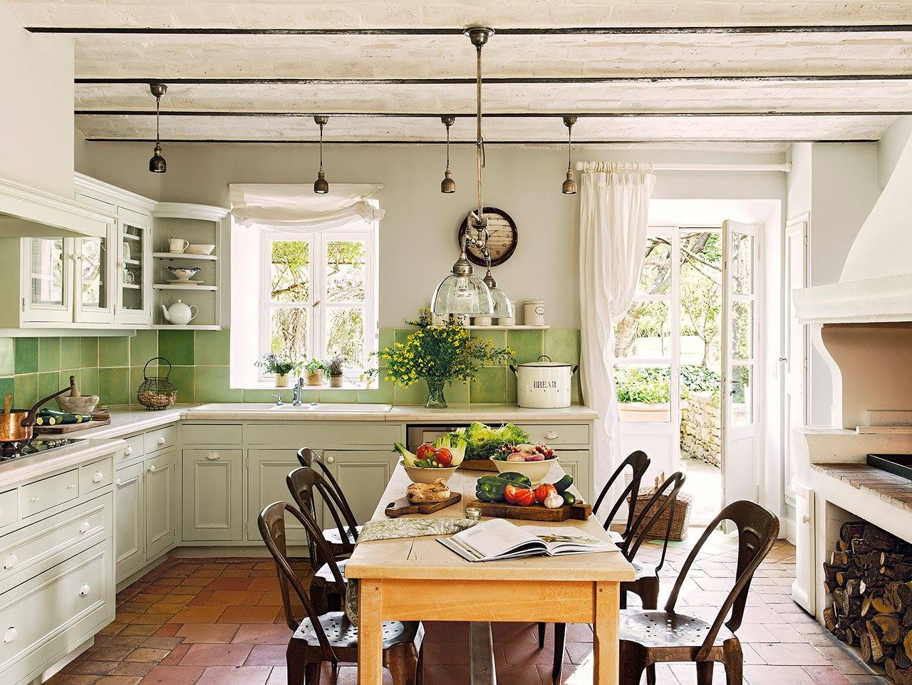 cocina con cocina de lena y azulejos verdes 1280x962