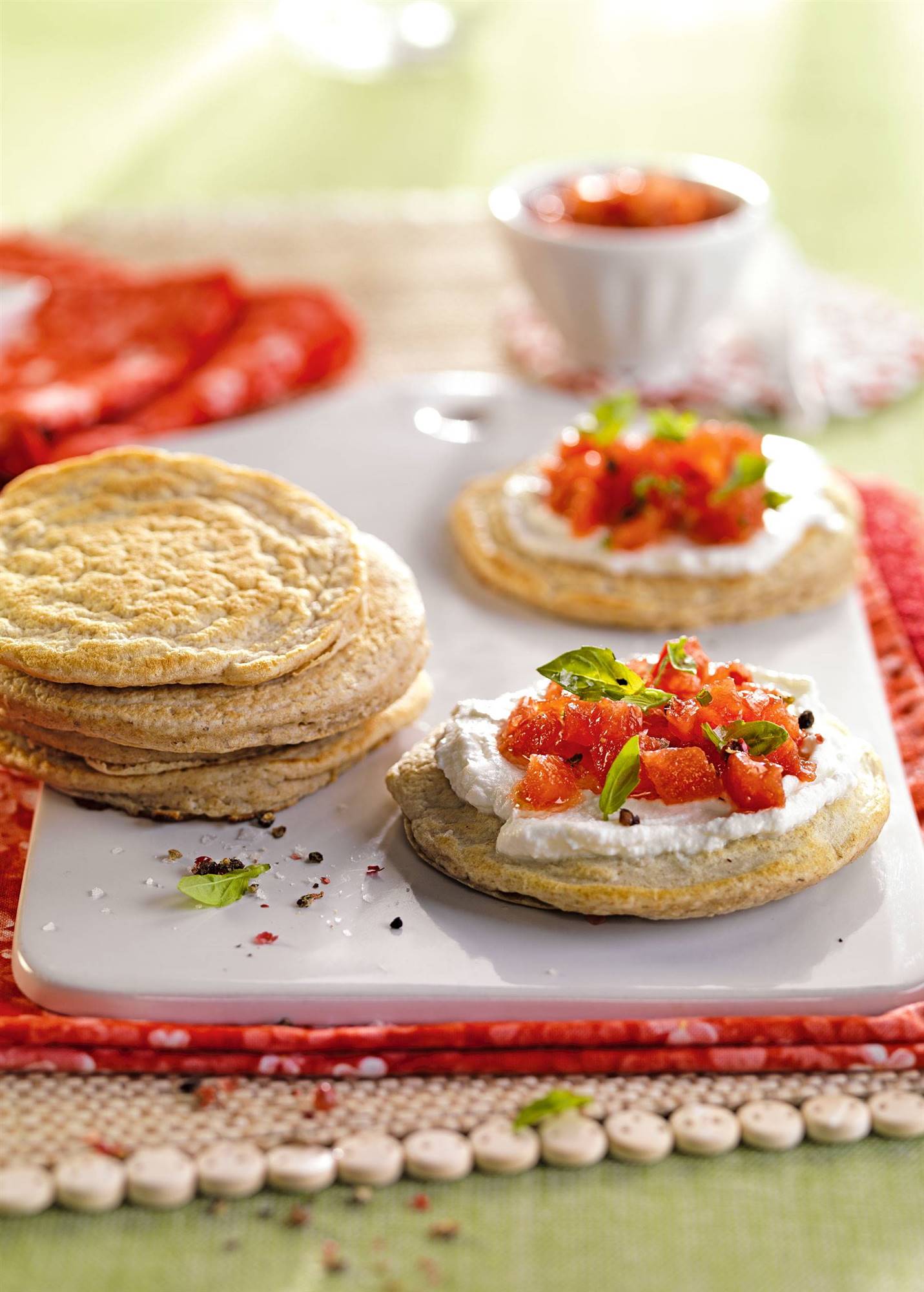 Desayunos saludables: tortitas de avena con requesón y tomate.