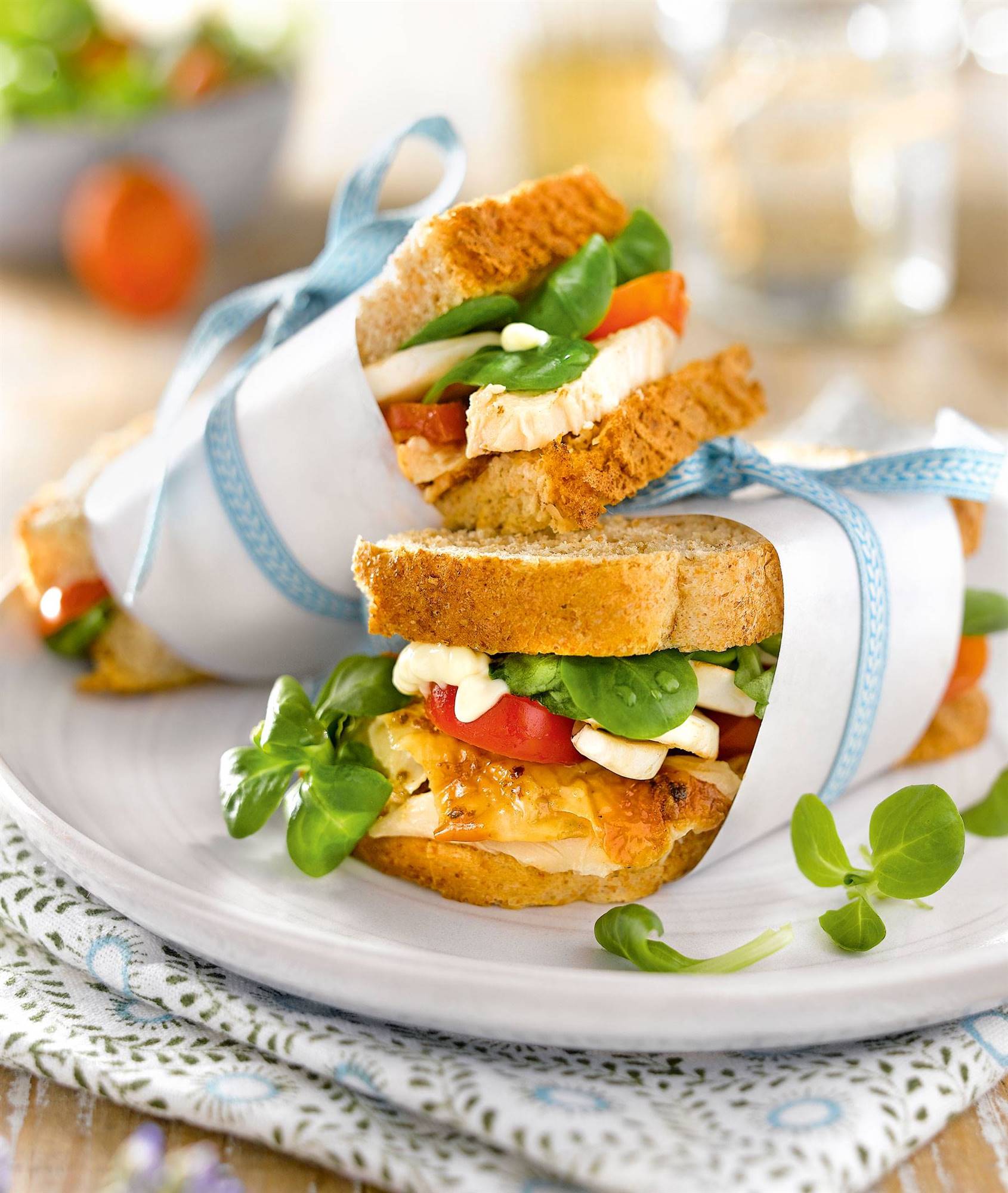 Receta de sándwich de pollo con tomates y canónigos.