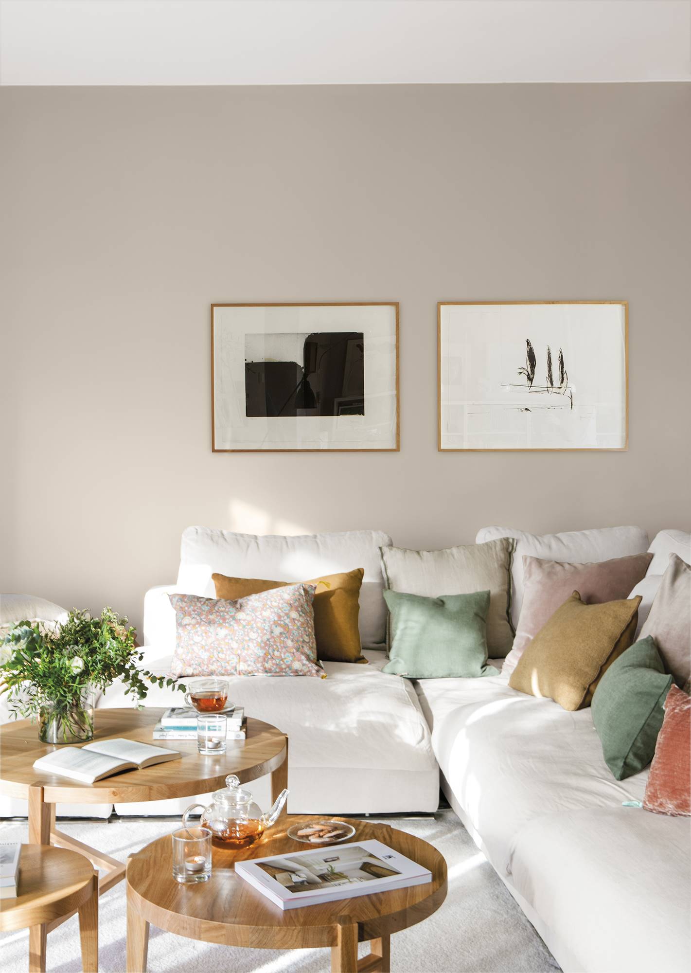 Salón de estilo moderno con sofá blanco y paredes de color beige. 