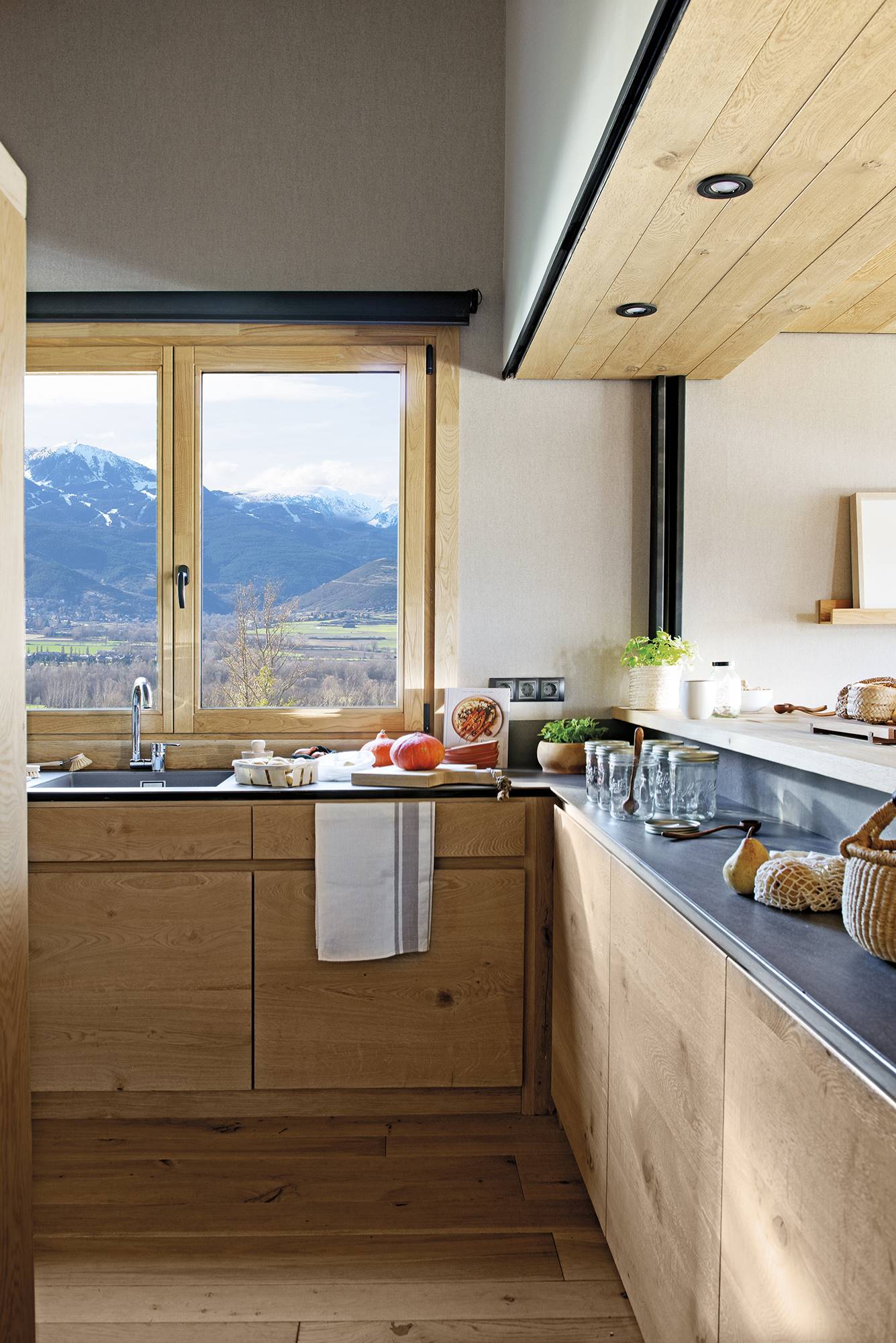 Cocina de casa rústica de montaña con armarios de madera_519987