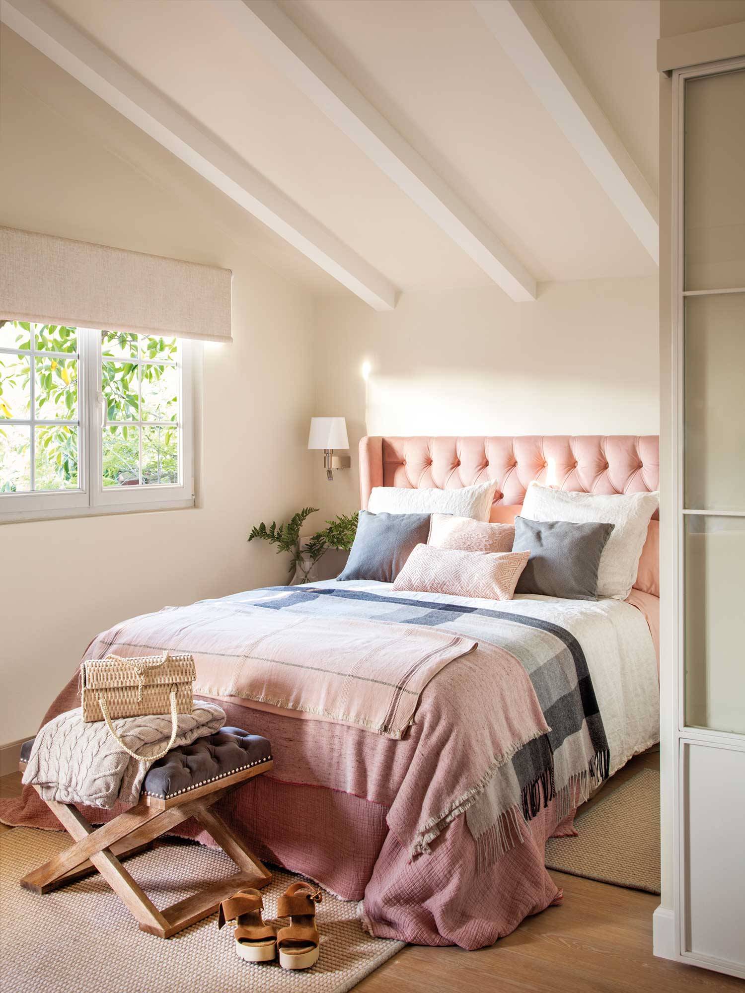 Dormitorio con cabecero tapizado en rosa_00489123