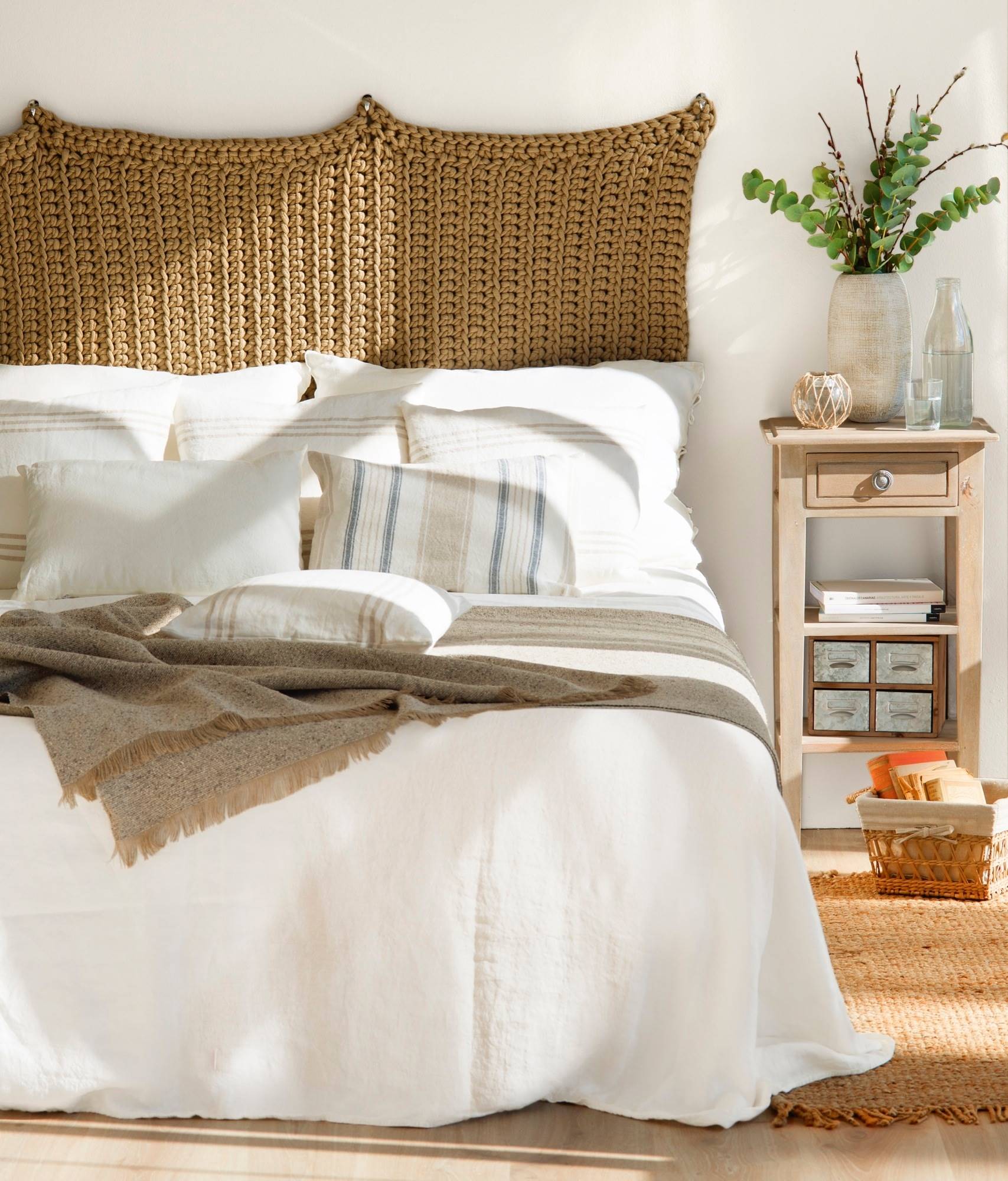 Dormitorio en blanco con cabecero de crochet.