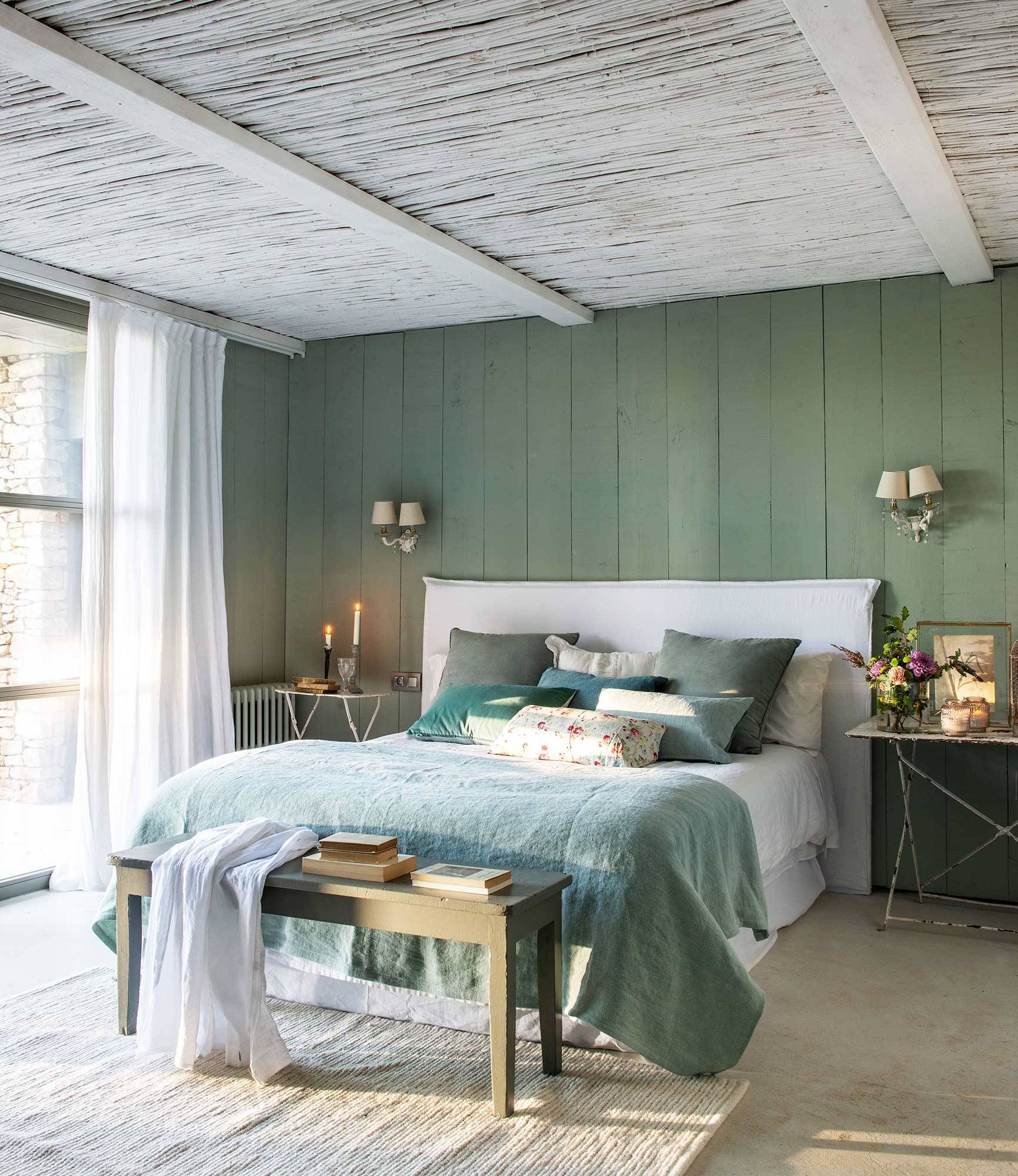 Dormitorio de campo con paredes verdes_00515305