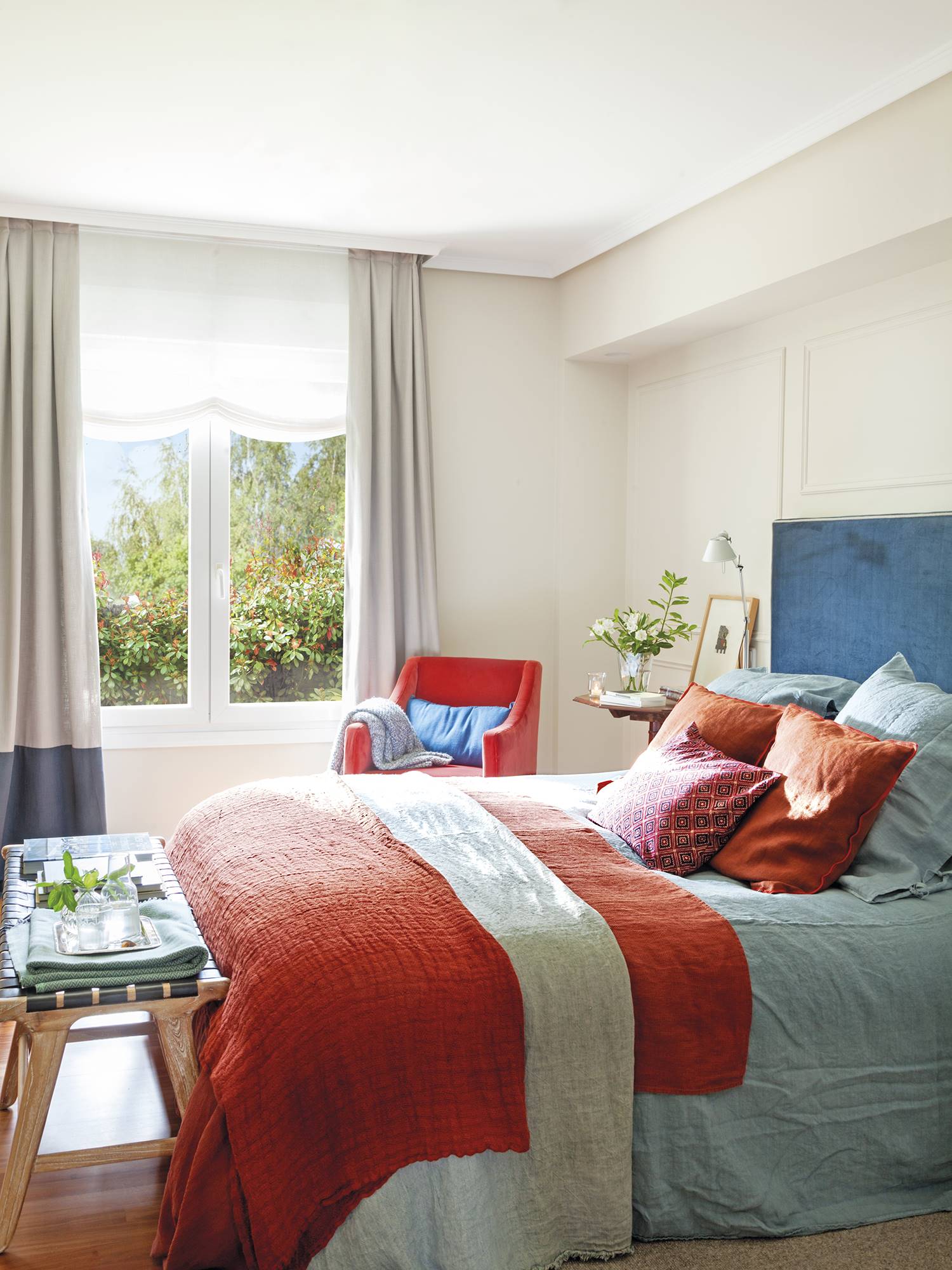 Dormitorio con cabecero tapizado azul