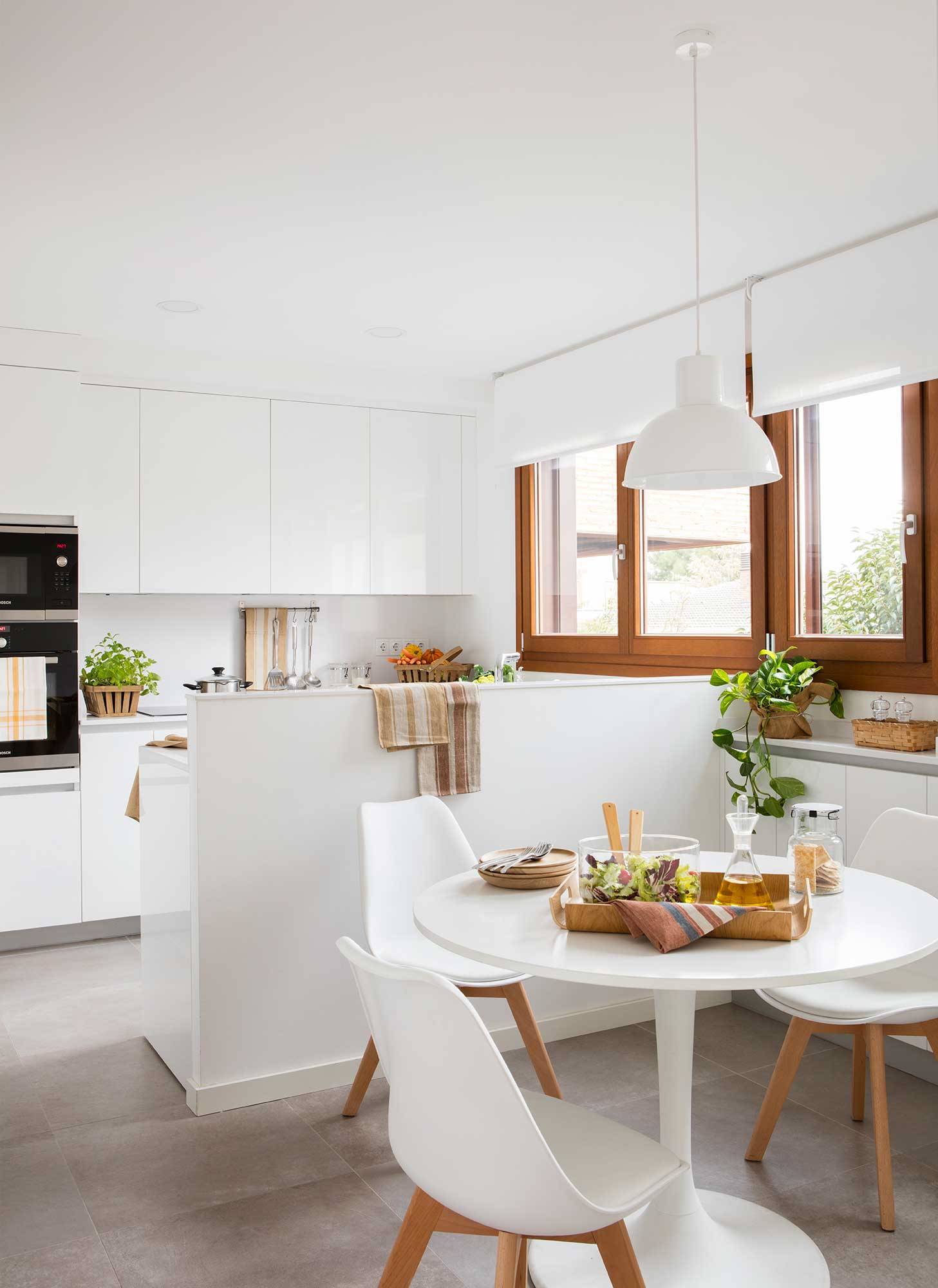 Cómo decorar una cocina moderna blanca con península