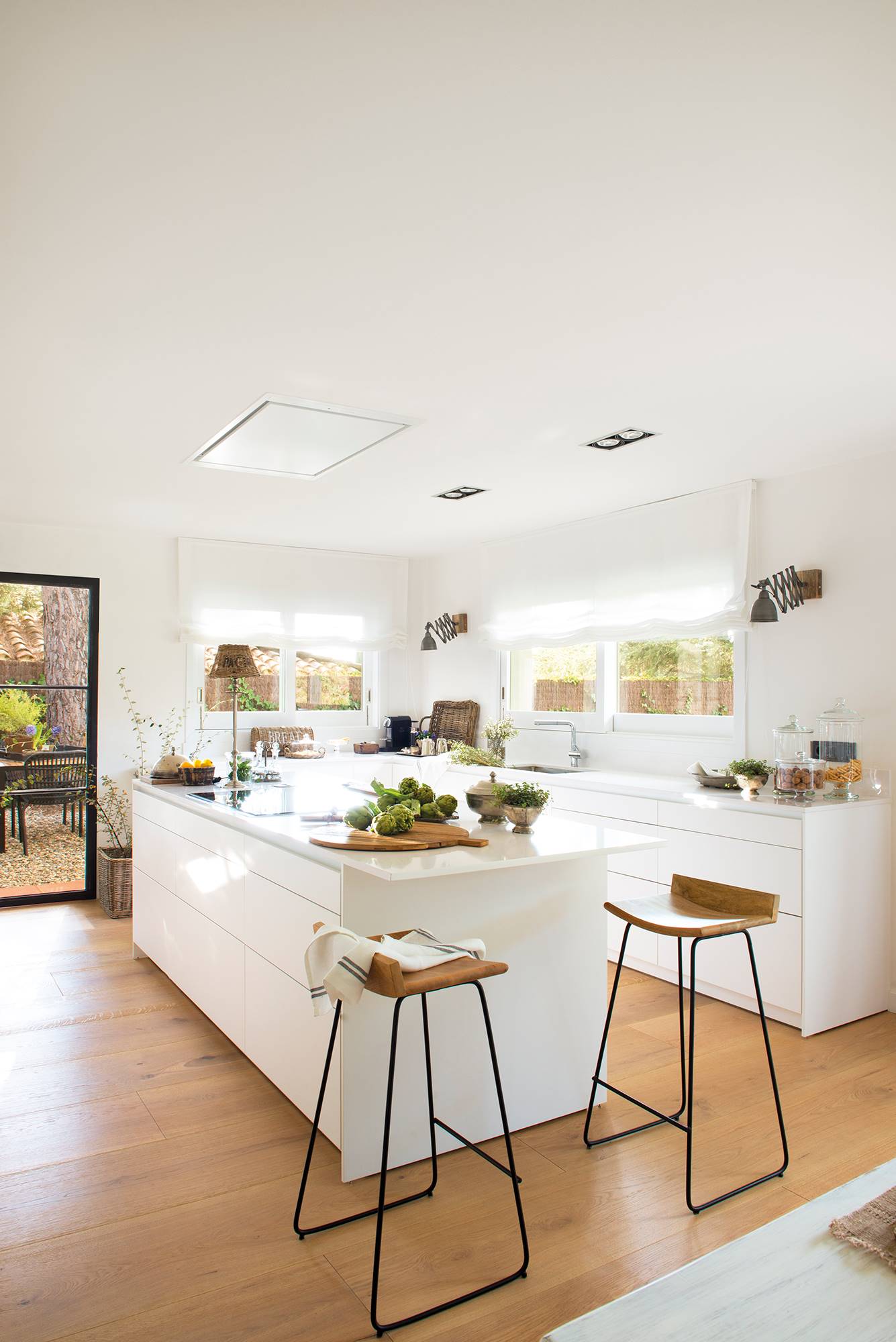 Cómo decorar una cocina moderna blanca y grande