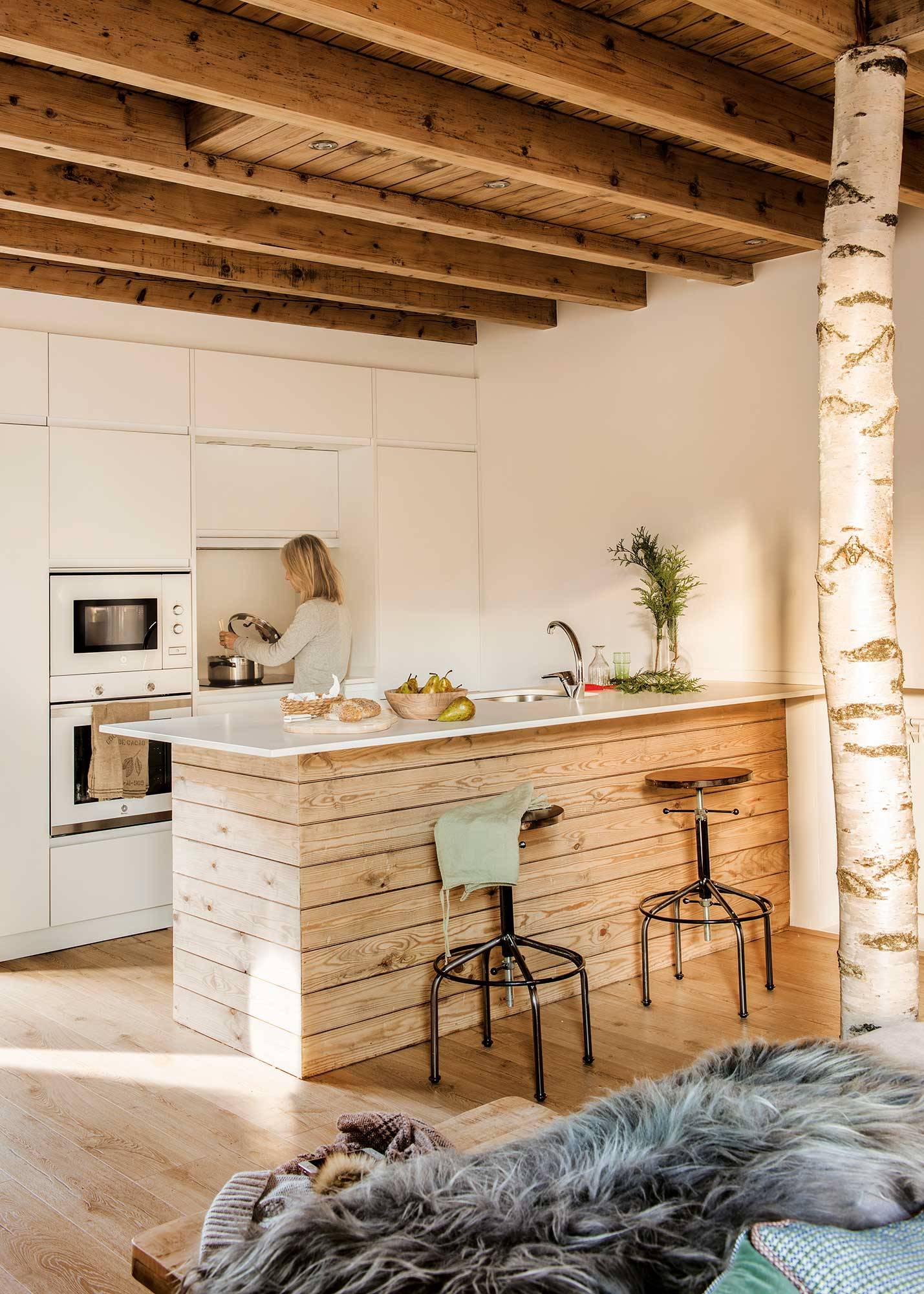 Cómo decorar una cocina moderna blanca y en madera