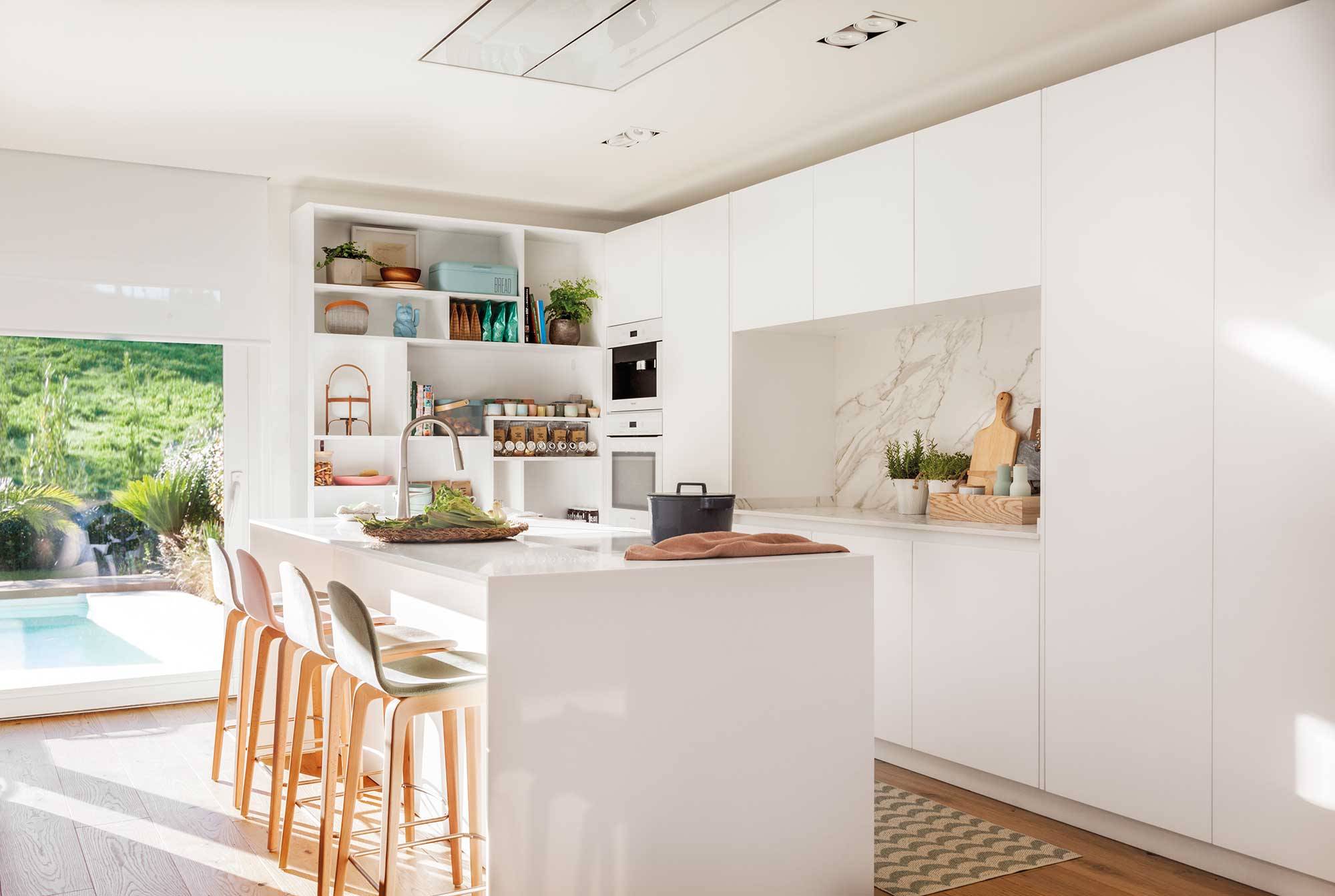 Cómo decorar una cocina moderna blanca con isla