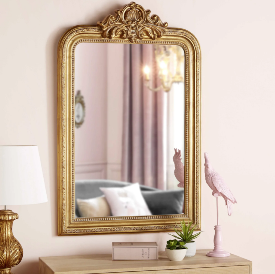Espejo con marco dorado de estilo antiguo