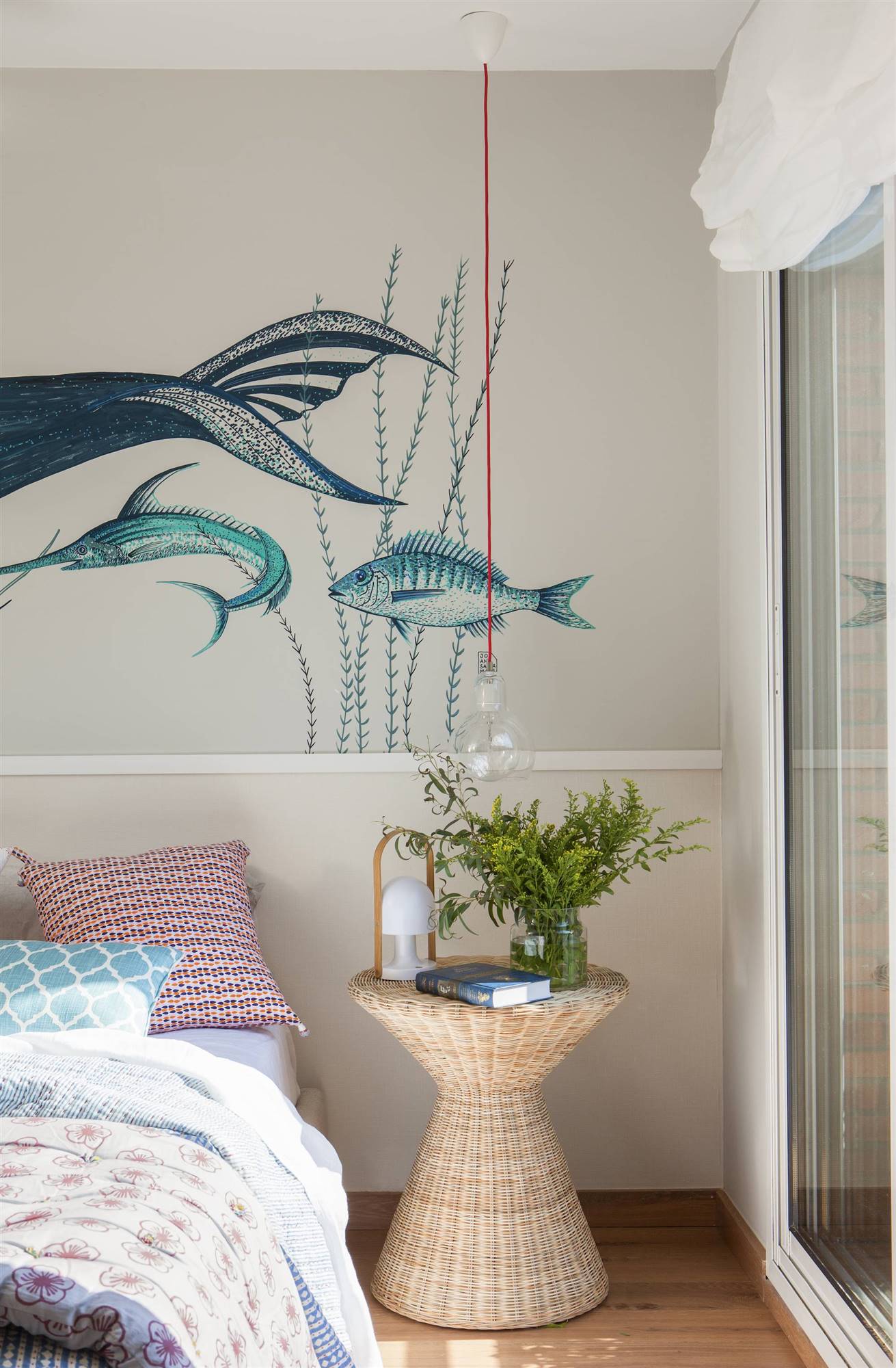 dormitorio con pared pintada de peces 00435773