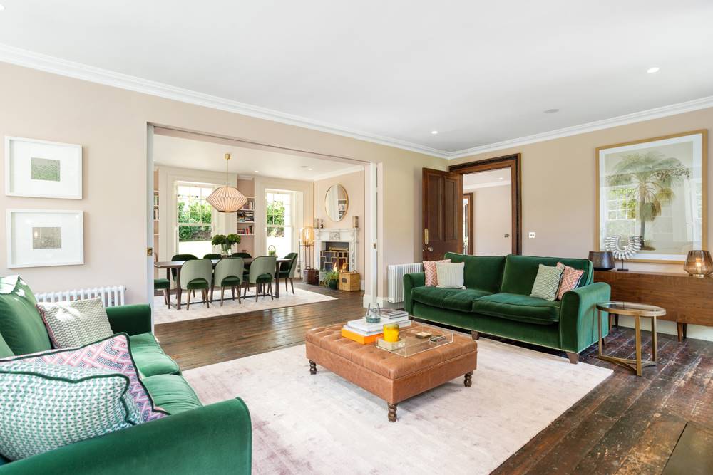 Salon con sofas verdes de la casa de Saoirse Ronan de Mujercitas