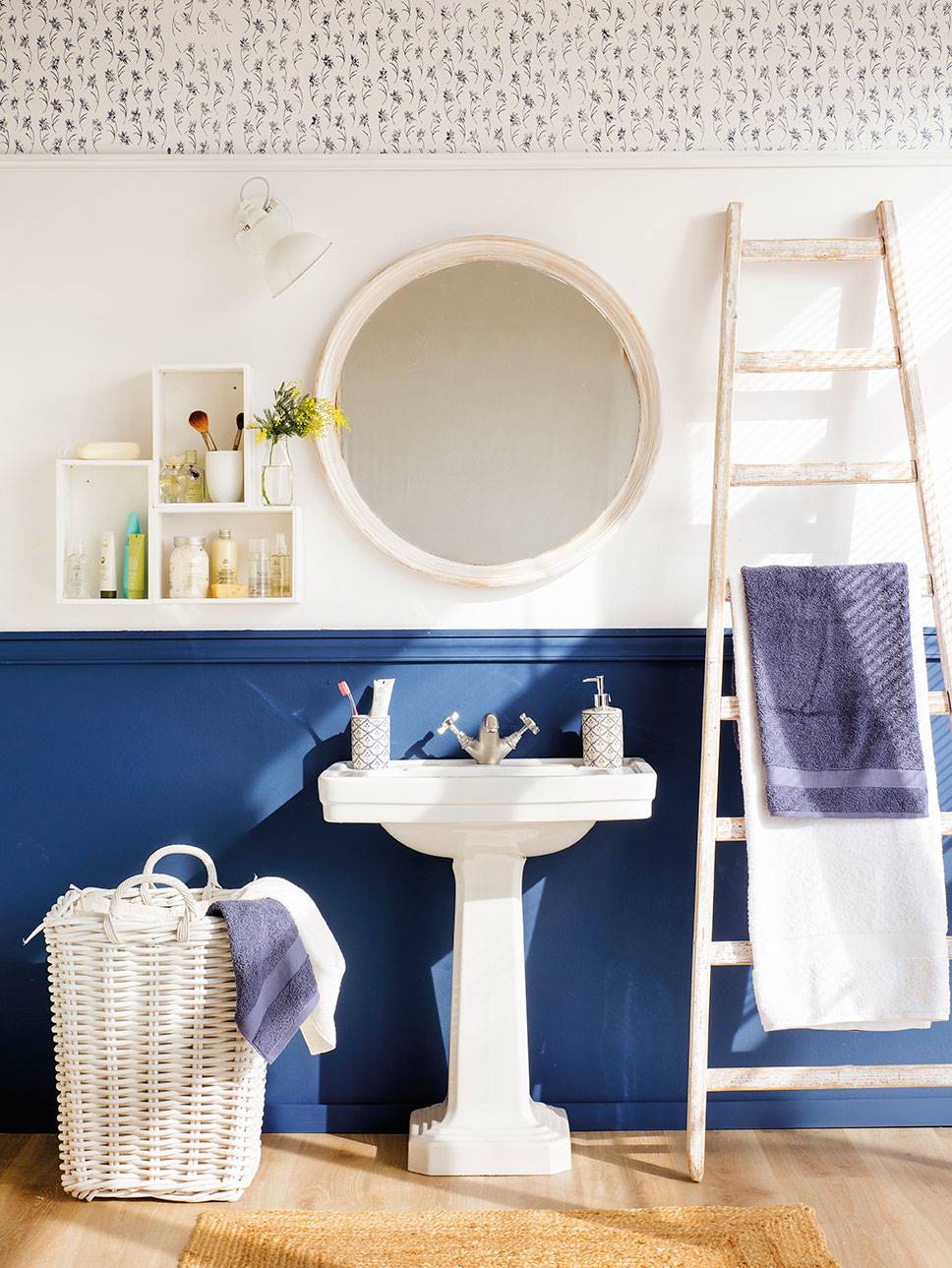 Combinar classic blue con blanco en el baño_00456590