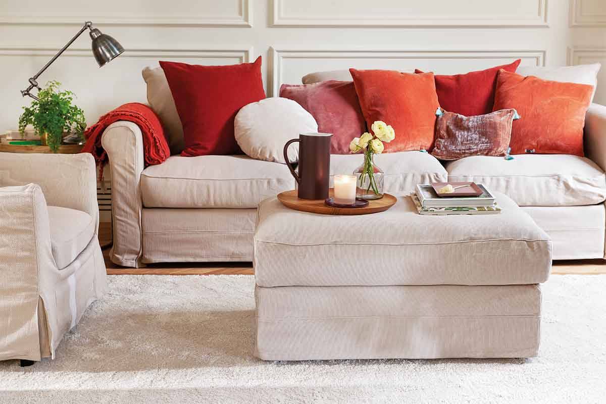 Detalle de sofá con cojines de diferentes colores y formas_00503640